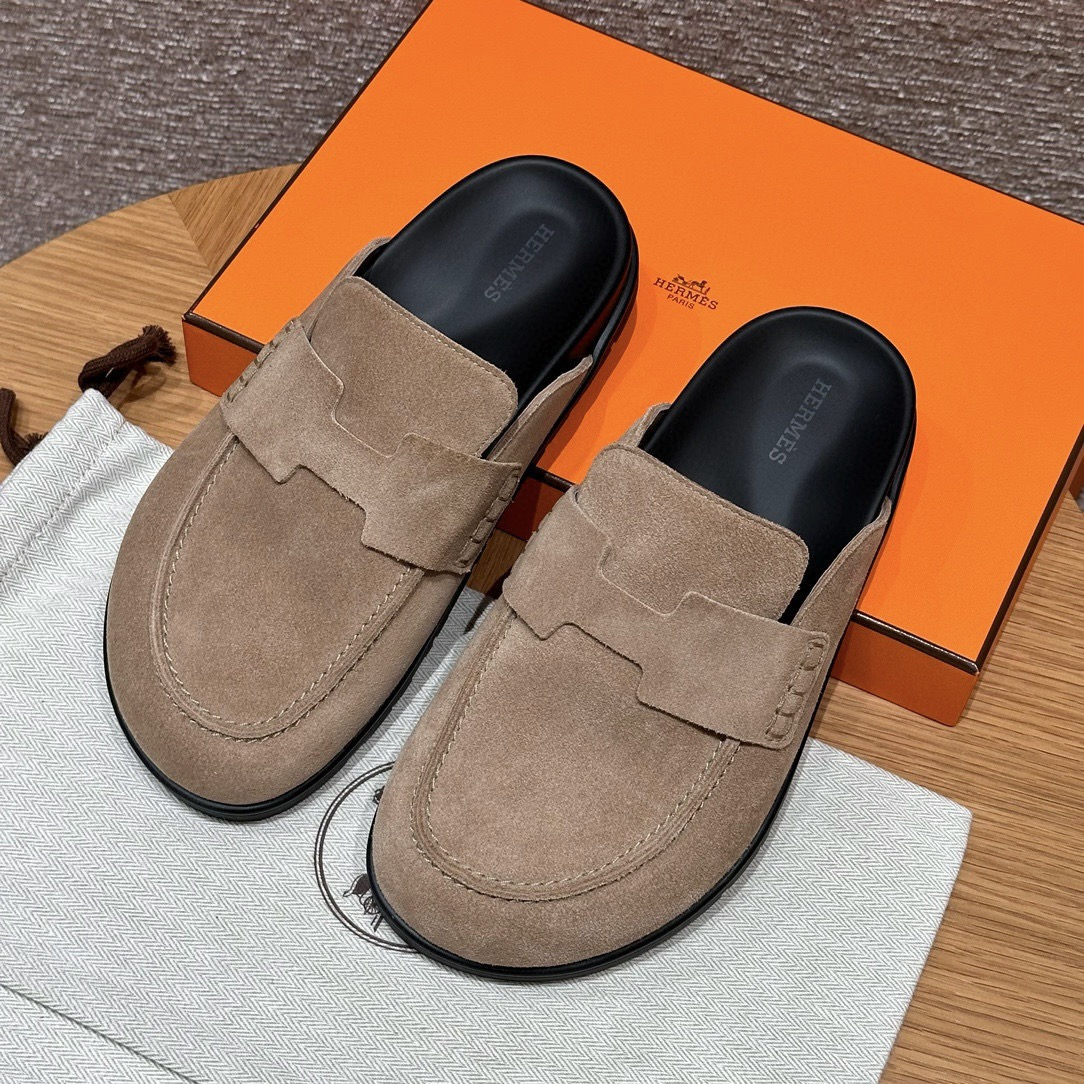 Mules HERMES beige sable en veau suédé avec semelle en caoutchouc
