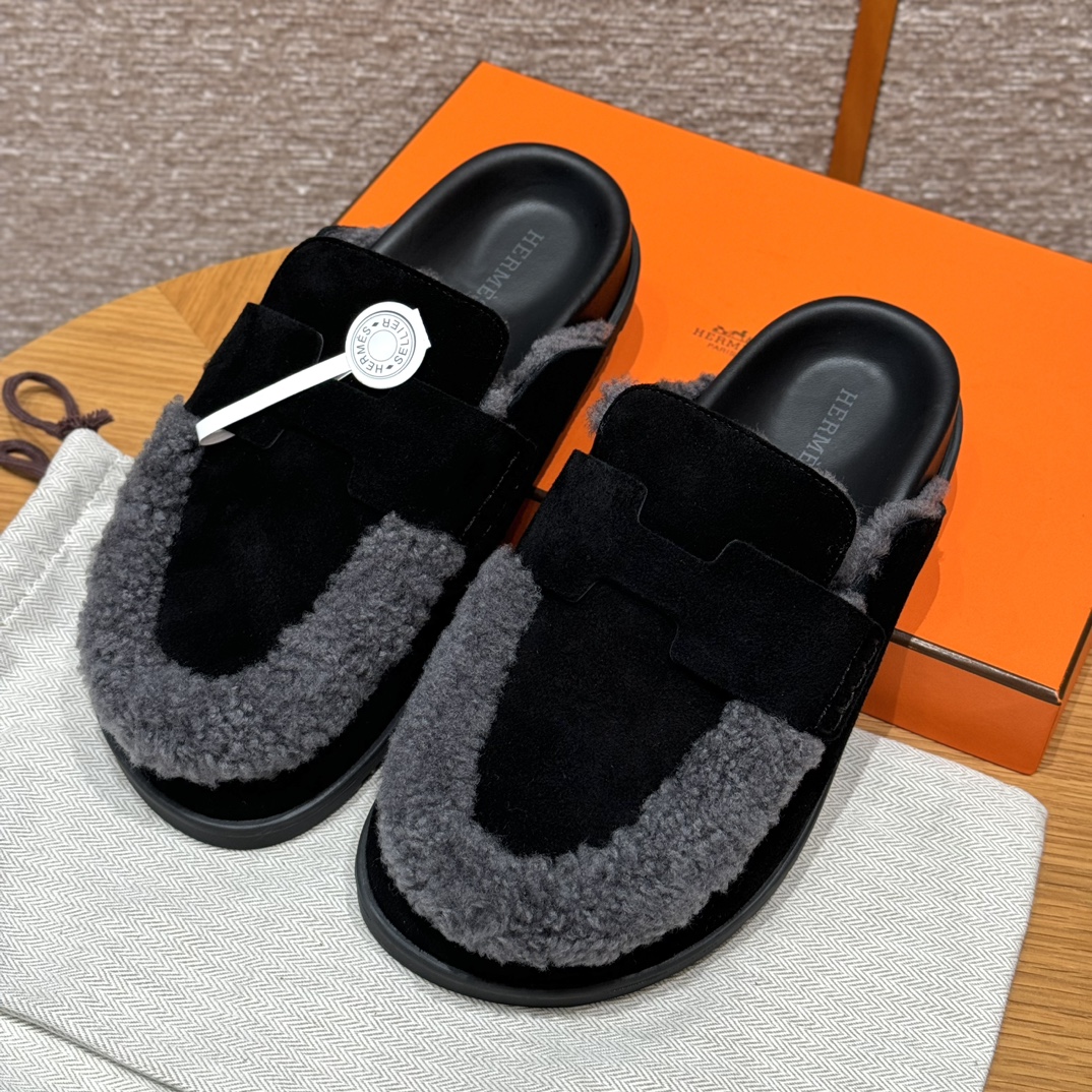 Mules HERMES noir en veau velours semelle en caoutchouc