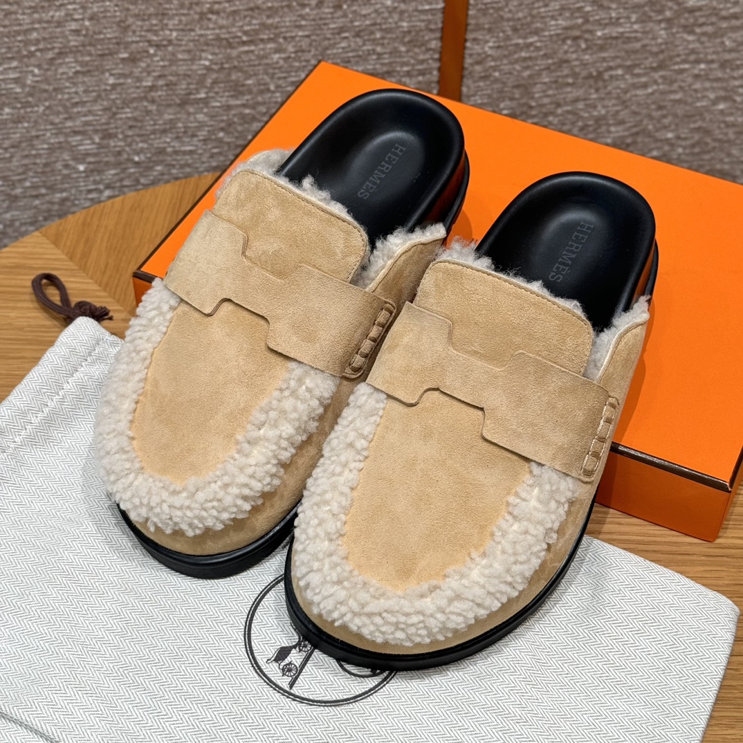 Mules HERMES en veau velours, semelle en caoutchouc, beige