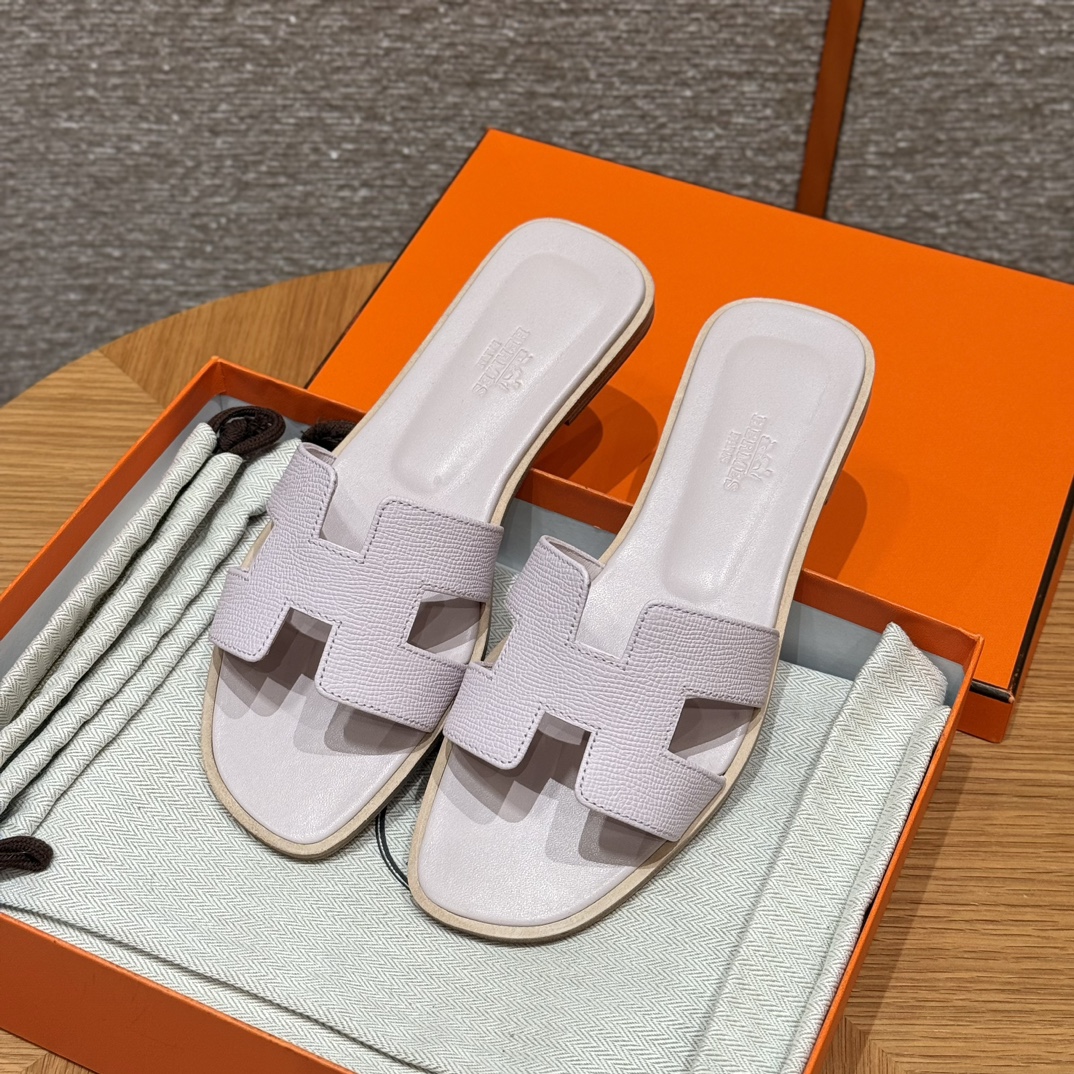 NO:410242,Newly upgraded HERMES Handmade H Slippers H Home's slippers are the most classic work in the brand. They are constantly upgraded every year. We follow the counter, constantly upgrade, optimize, and update, and are persistent in focusing on full hand sewing. Imported Italian and European original A-grade leather sole, and the comfort of the foot is excellent. Ceramic powder Size 35-39 (34.40.41.42 Customized without return or exchange) Feet and high instep, you need to get one size larger. Old method of foot padding, full-inclusive foot padding, slippers, hermes, slippers, Leather soles19860909全新升级HERMES 手工H拖鞋 H家的拖鞋是品牌中最最经典之作,每年都在大同小异不断升级,我们跟随专柜,不断升级,不断优化,不断更新,执着于专注全手工缝制 进口意大利欧洲原A级真皮大底,上脚舒适度极赞. 陶瓷粉 Size 35-39（34.40.41.42定做不退换） 脚胖脚背高需要拿大一码 贴垫脚老做法全包垫脚作法,拖鞋,hermes,slippers,Leather soles,Women's Shoes