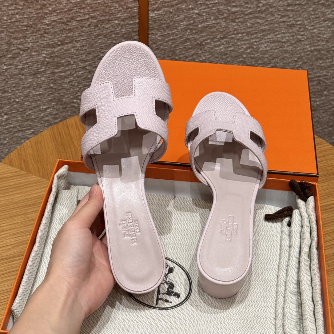 NO:410237,Newly upgraded HERMES Handmade H Slippers H Home's slippers are the most classic work in the brand. They are constantly upgraded every year. We follow the counter, constantly upgrade, optimize, and update, and are persistent in focusing on full hand sewing. Imported Italian and European original A-grade genuine leather sole, and the comfort of the foot is excellent. Ceramic powder Size 35-39 (34.40.41 Customized without return or exchange) Feet and high instep require one size to be large. Medium heel, slippers, hermes, slippers, Leather soles19860909全新升级HERMES 手工H拖鞋 H家的拖鞋是品牌中最最经典之作,每年都在大同小异不断升级,我们跟随专柜,不断升级,不断优化,不断更新,执着于专注全手工缝制 进口意大利欧洲原A级真皮大底,上脚舒适度极赞. 陶瓷粉 Size 35-39（34.40.41定做不退换） 脚胖脚背高需要拿大一码 中跟,拖鞋,hermes,slippers,Leather soles,Women's Shoes