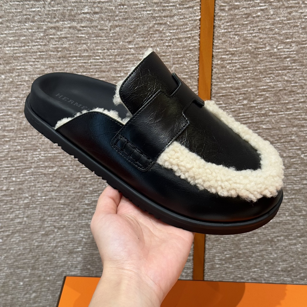 Mules HERMES noir en peau de mouton Nappa et semelle en caoutchouc
