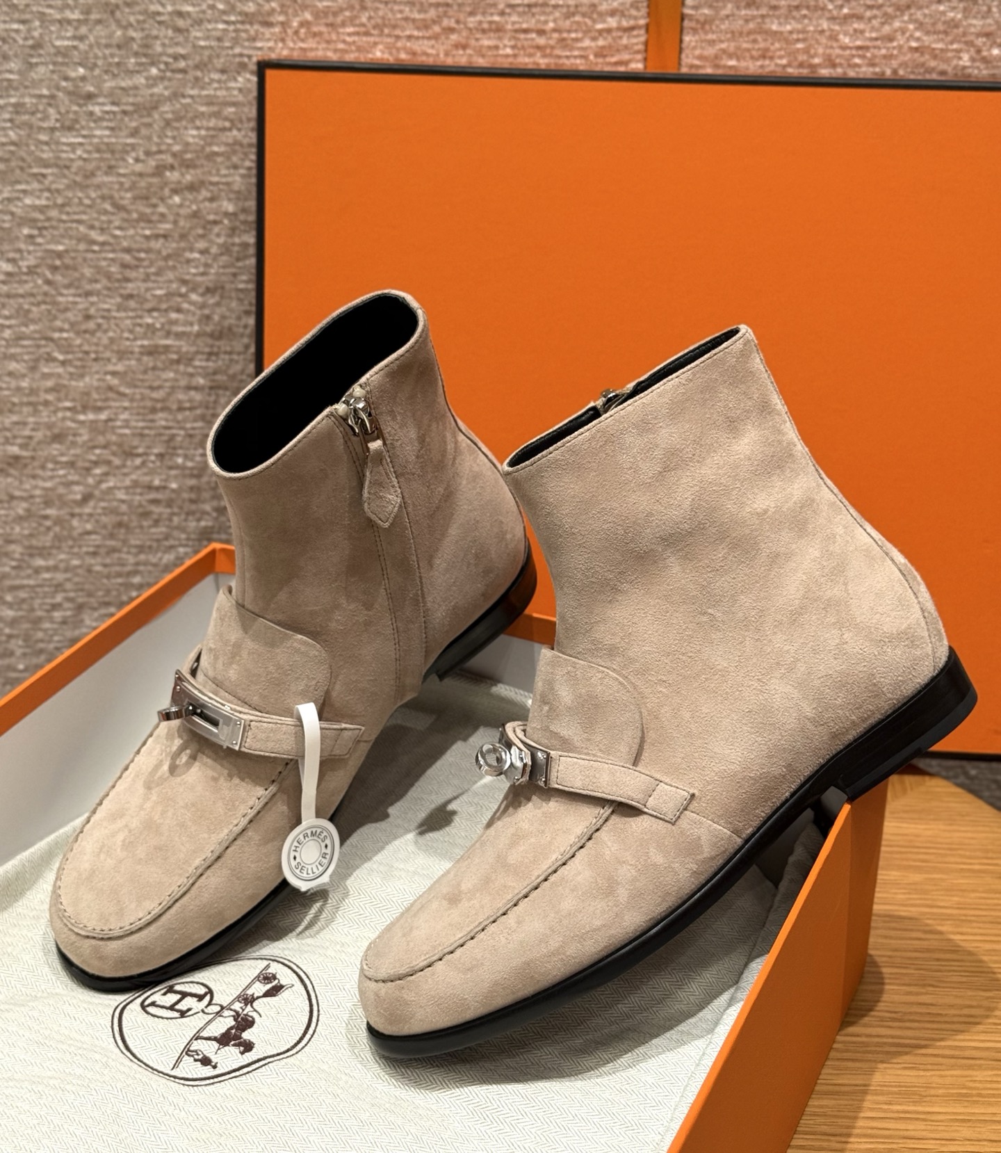 HERMES Kelsy bottines en daim, boucle argentée, beige