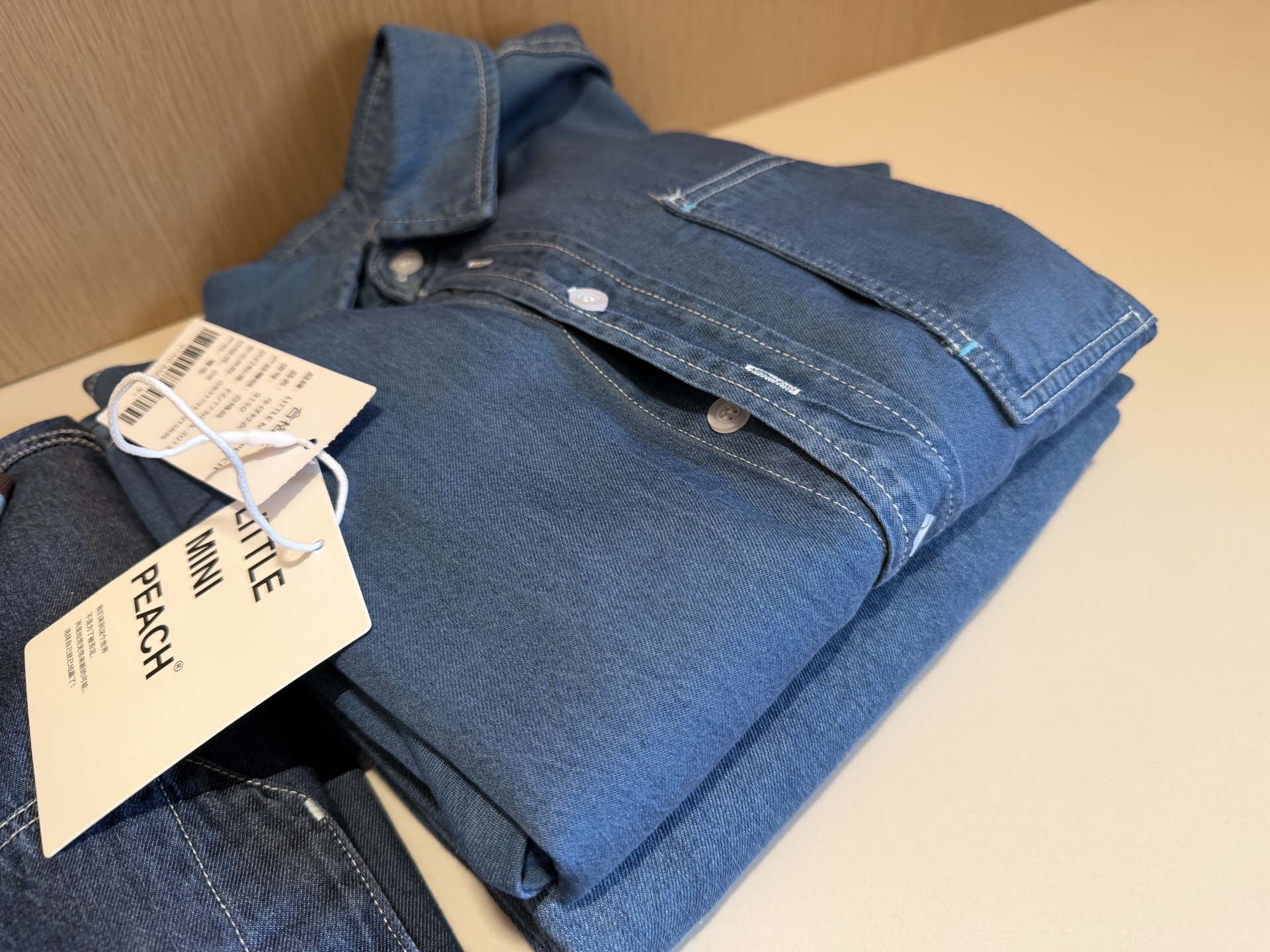 Serie vaquera LMP: Camiseta estampada 69.9@, camiseta de rayas de colores 69.9@, camisa 99.9@, pantalón 89.9@ por pieza…