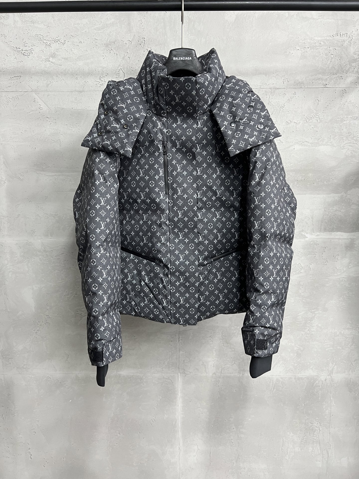 NO:712320,FW new style for autumn and winter. High-quality hooded long-sleeved ski down jacket. 20 GB white duck down filling. Zipper pockets, detachable hood and high collar. Full-width modern denim effect Monogram pattern. Windproof fabric and waterproof zipper details. Size S M L,,down jacket,hats,19860909FW秋冬新款 高品质连帽长袖滑雪羽绒服 20国标白鸭绒填充 搭配拉链口袋,可拆卸兜帽与高领 全幅摩登丹宁效果Monogram图案 防风面料和防水拉链细节 尺码S M L,,down jacket,hats,,Men's clothing