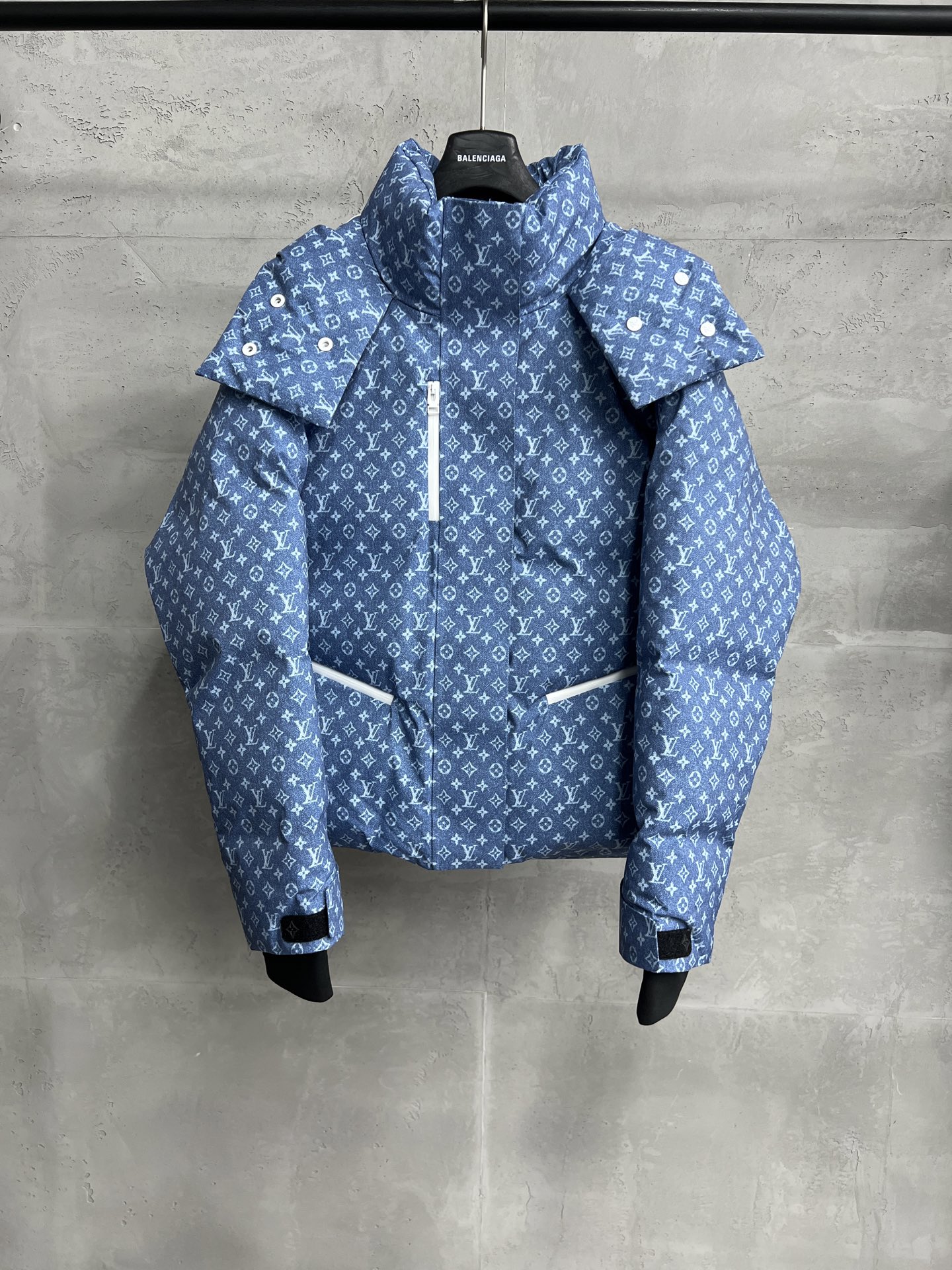 NO:712323,LV FW new autumn and winter style, high quality hooded long-sleeved ski down jacket, 20GB white duck down filling, with zipper pockets, detachable hood and high collar, full-width modern denim effect Monogram pattern, windproof fabric and waterproof zipper details, size S M L,, louis vuitton, down jacket, hats,19860909LV FW秋冬新款 高品质连帽长袖滑雪羽绒服 20国标白鸭绒填充 搭配拉链口袋,可拆卸兜帽与高领 全幅摩登丹宁效果Monogram图案 防风面料和防水拉链细节 尺码S M L,,louis vuitton,down jacket,hats,,Men's clothing
