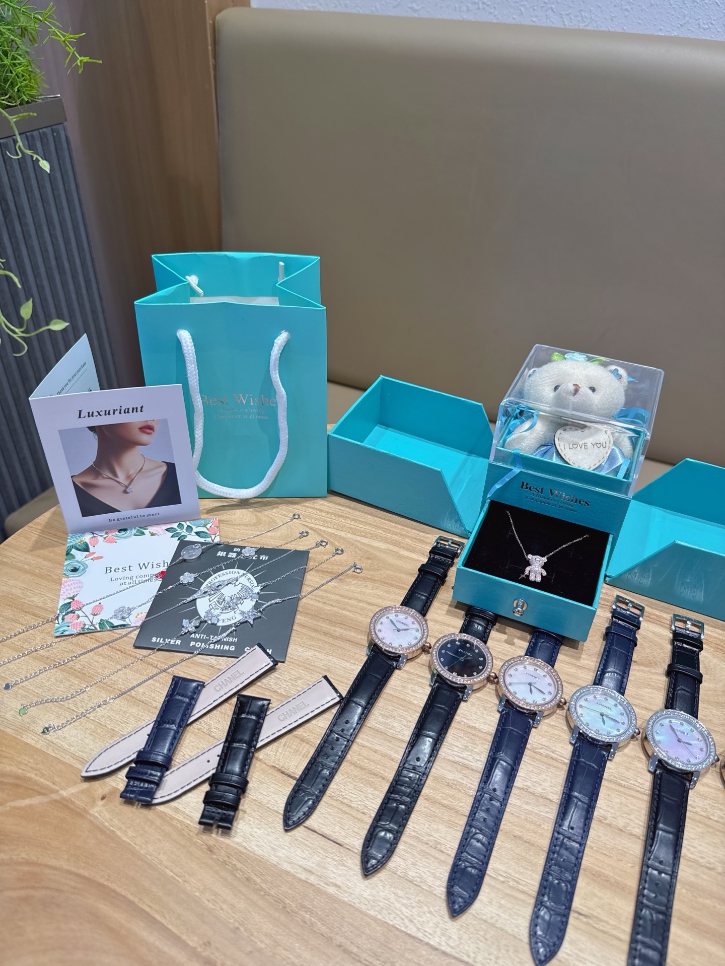 Luxurious Chanel Bracelets with Italian Calfskin and Unique Pearl Shells - 图片 9