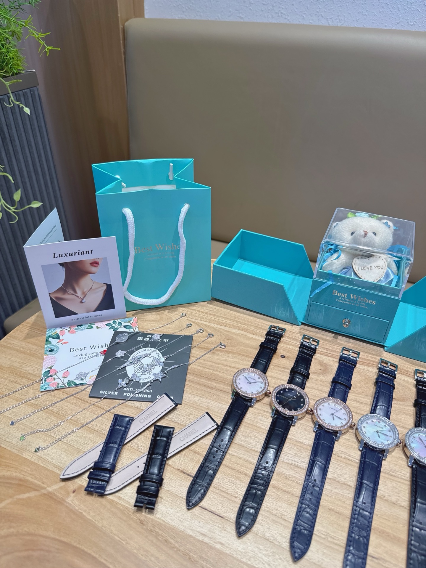 Luxurious Chanel Bracelets with Italian Calfskin and Unique Pearl Shells - 图片 8