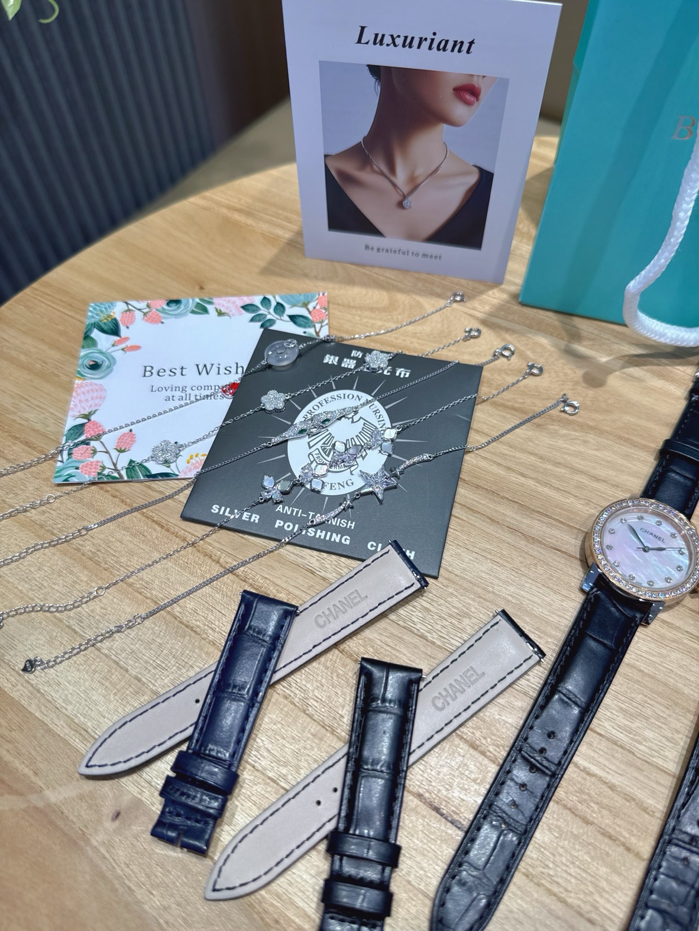 Luxurious Chanel Bracelets with Italian Calfskin and Unique Pearl Shells - 图片 5