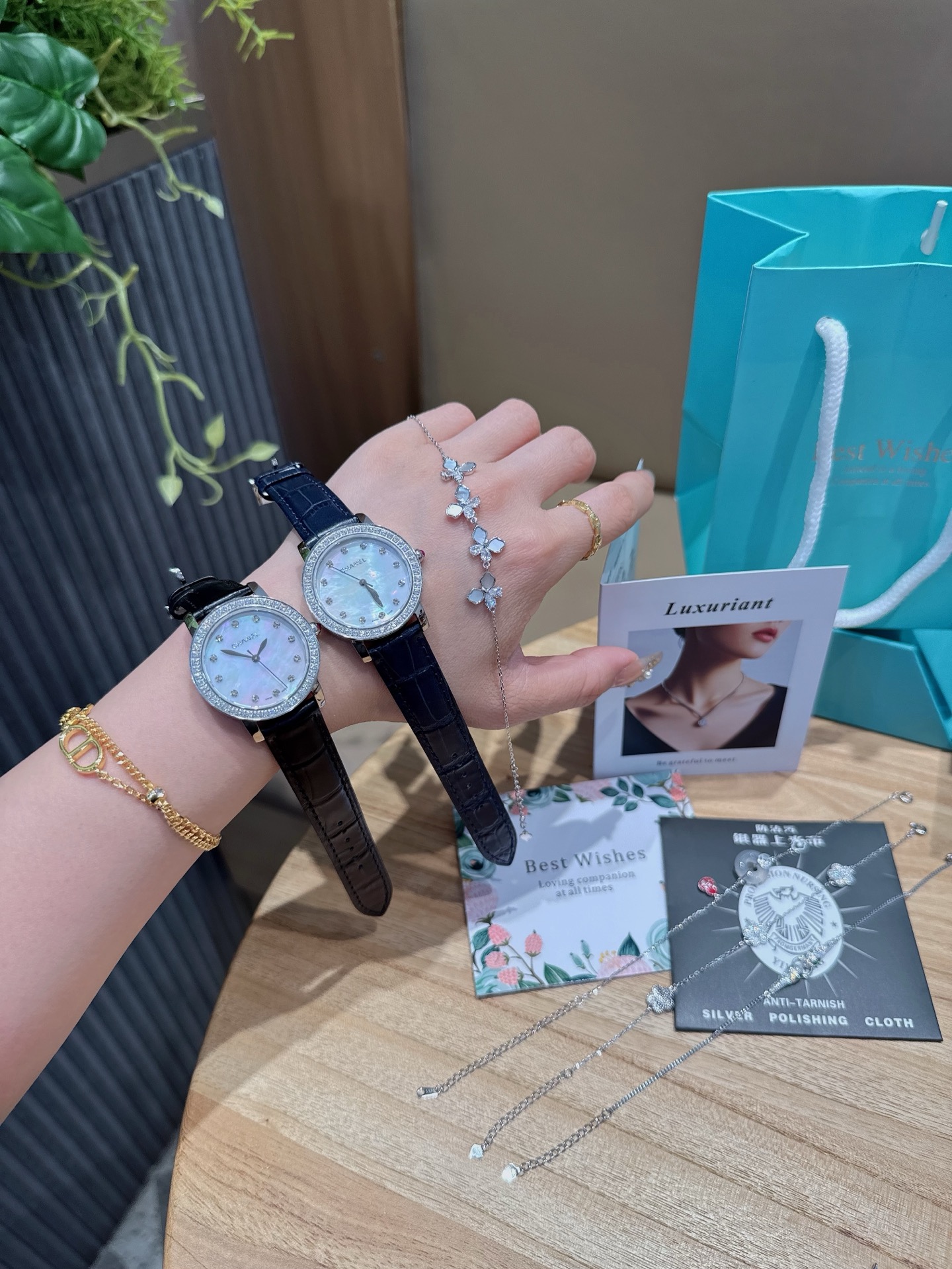 Luxurious Chanel Watch with Pure Silver Bracelets and Unique Design Elements - 图片 8