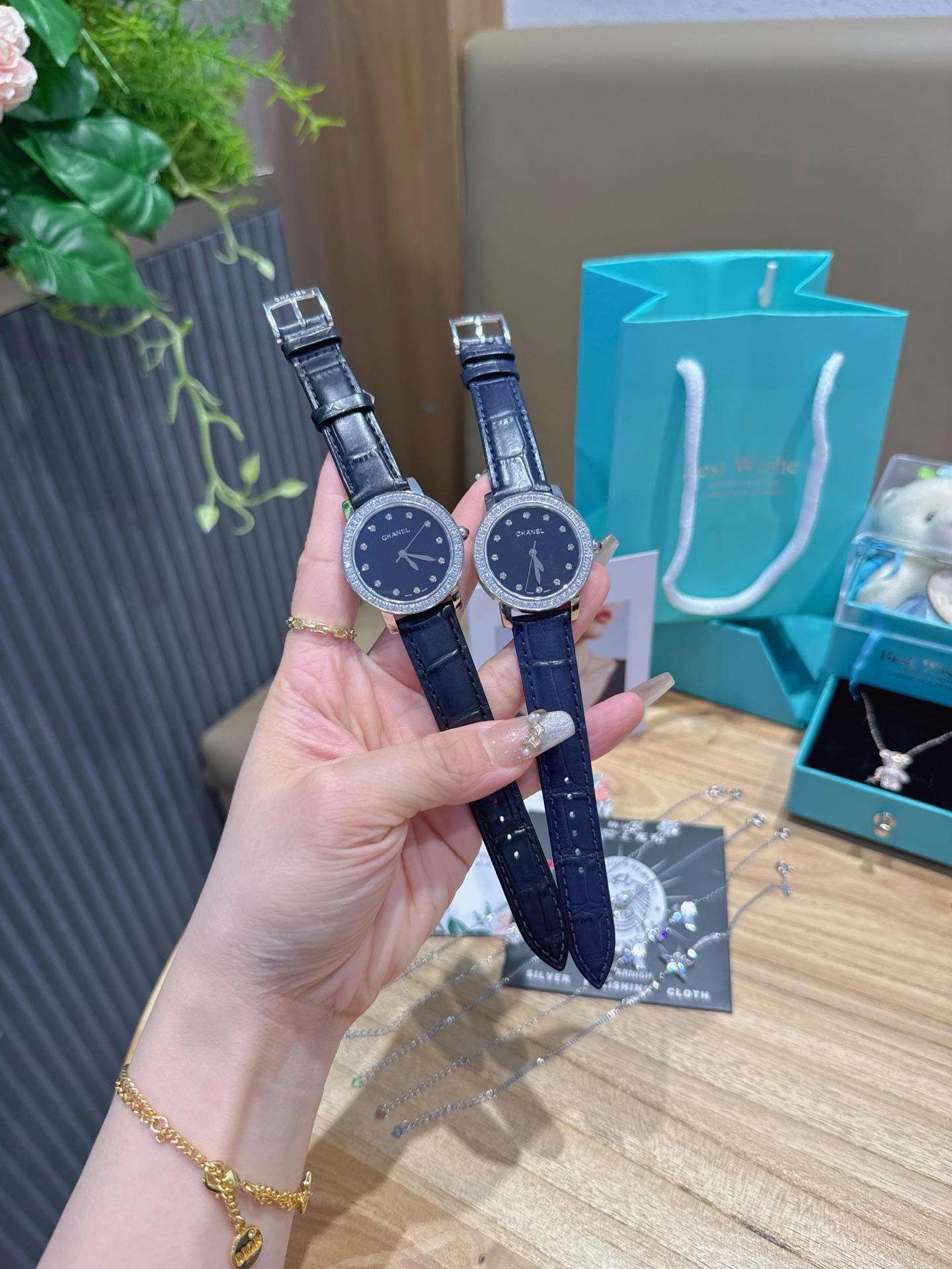 Luxurious Chanel Watch with Pure Silver Bracelets and Unique Design Elements - 图片 1