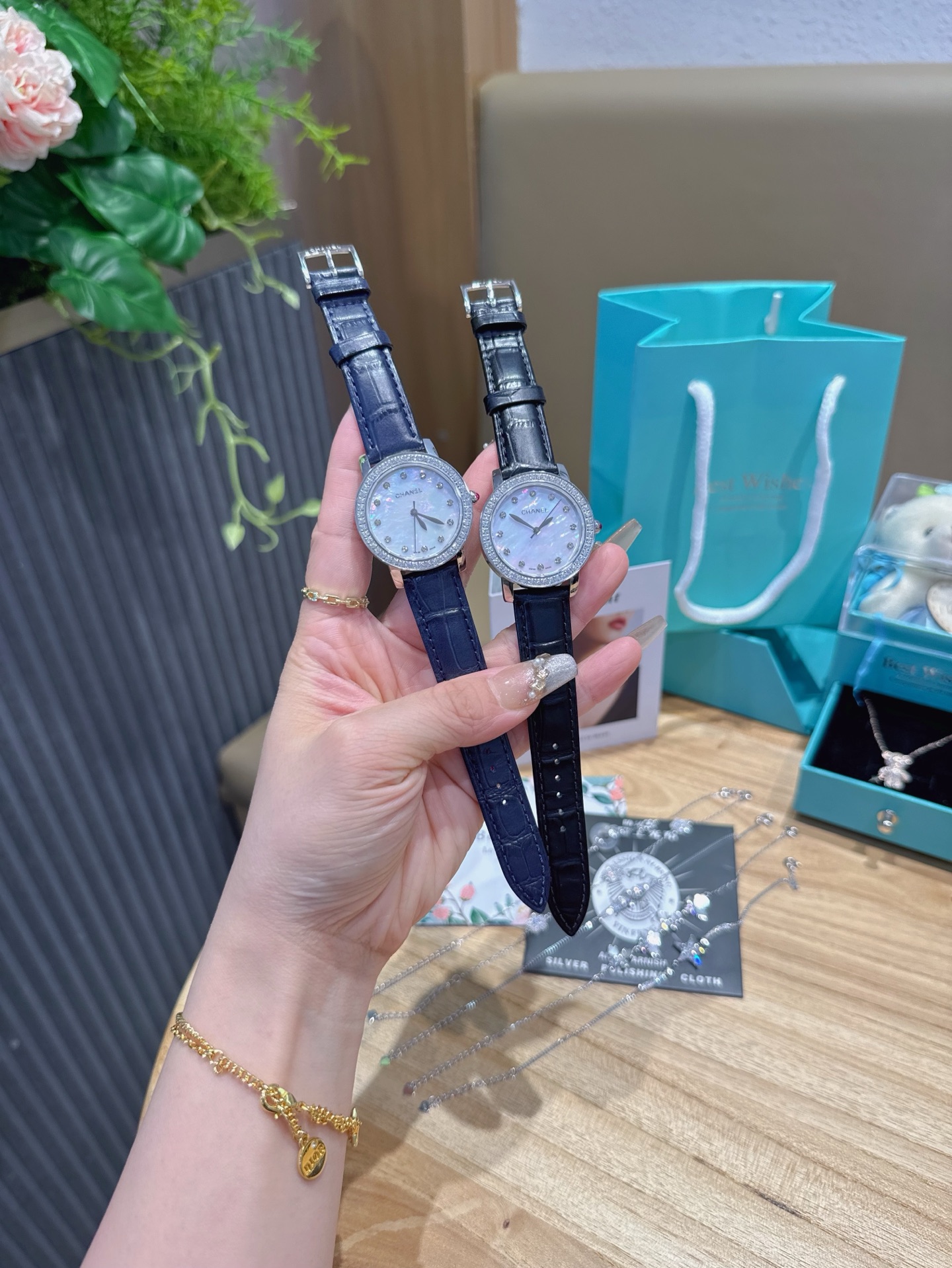 Luxurious Chanel Watch with Pure Silver Bracelets and Unique Design Elements - 图片 2