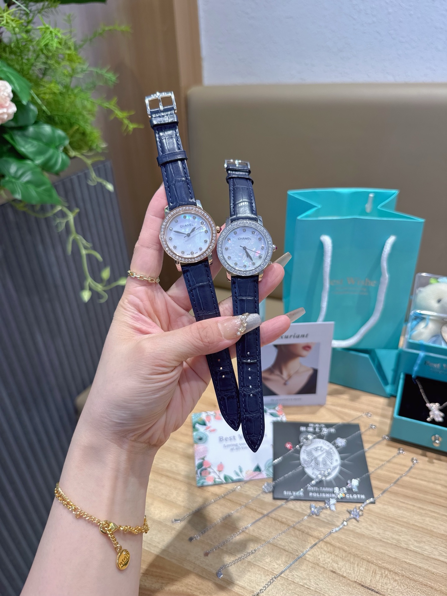 Luxurious Chanel Watch with Pure Silver Bracelets and Unique Design Elements - 图片 6