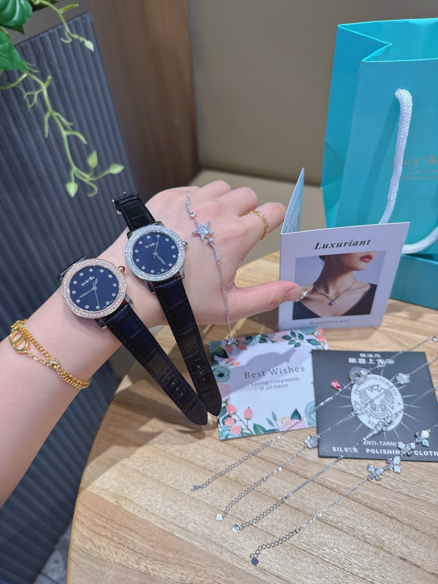 Luxurious Chanel Watch with Pure Silver Bracelets and Unique Design Elements - 图片 7