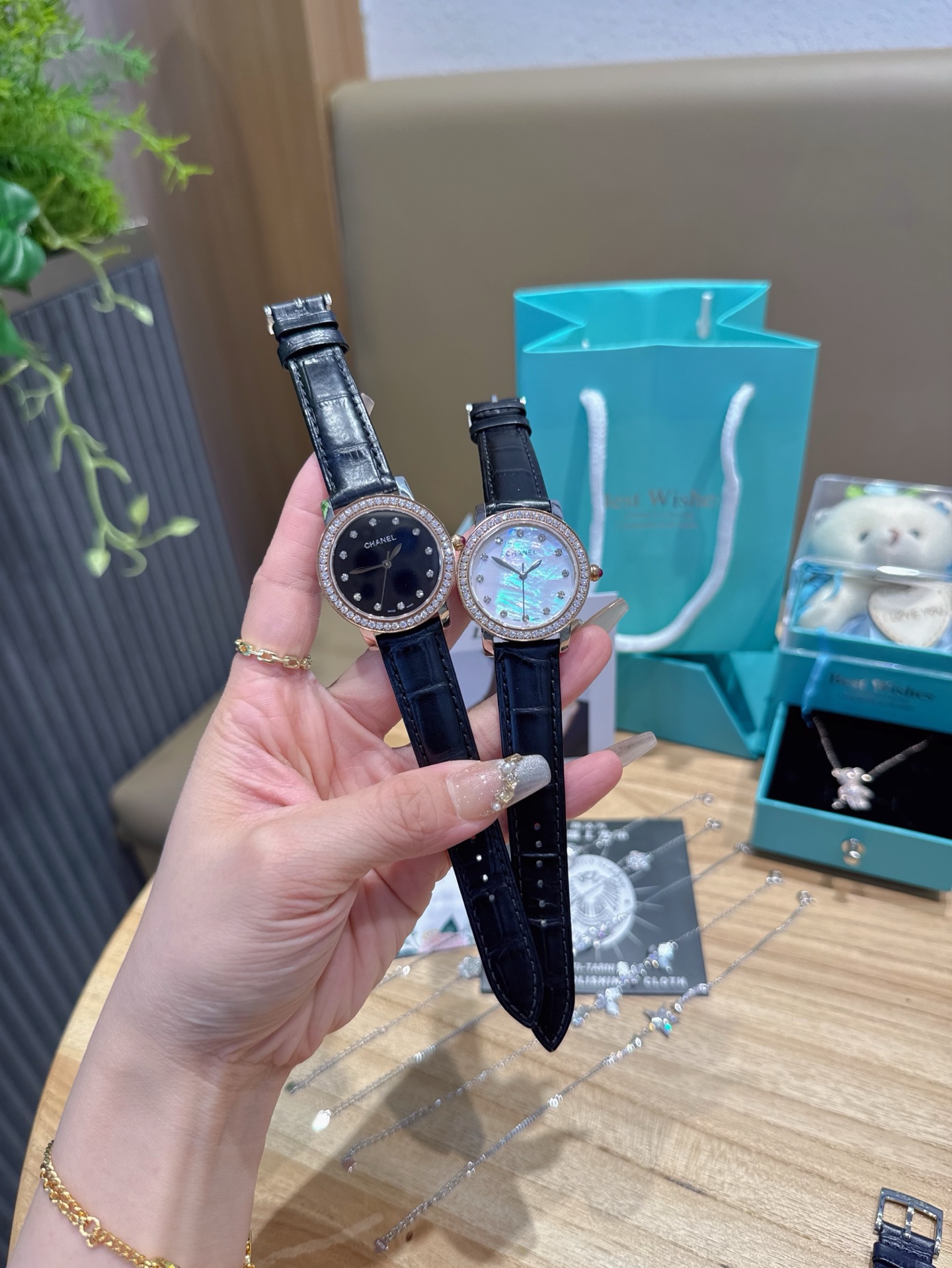 Luxurious Chanel Watch with Pure Silver Bracelets and Unique Design Elements - 图片 4