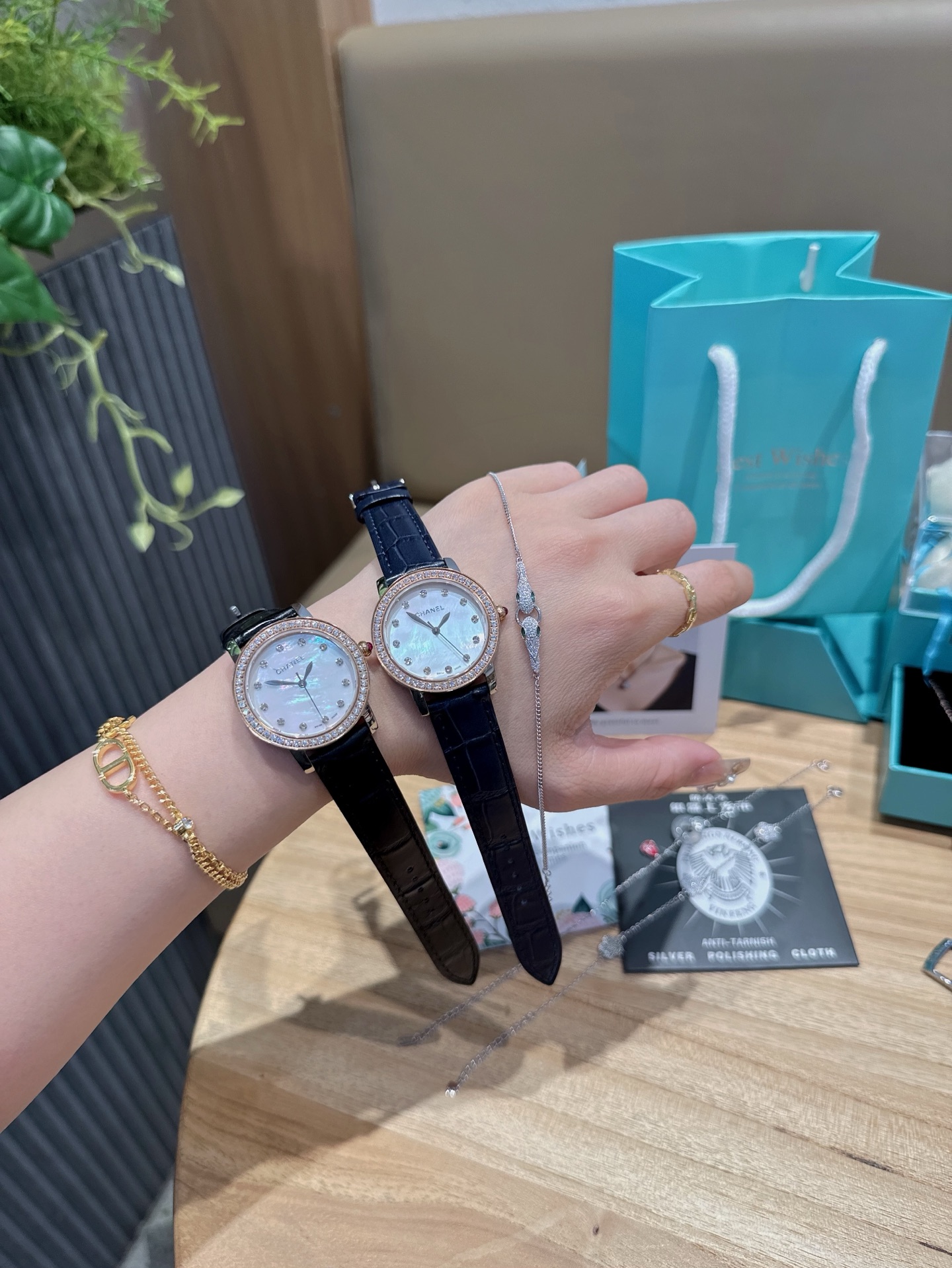 Luxurious Chanel Watch with Pure Silver Bracelets and Unique Design Elements - 图片 9