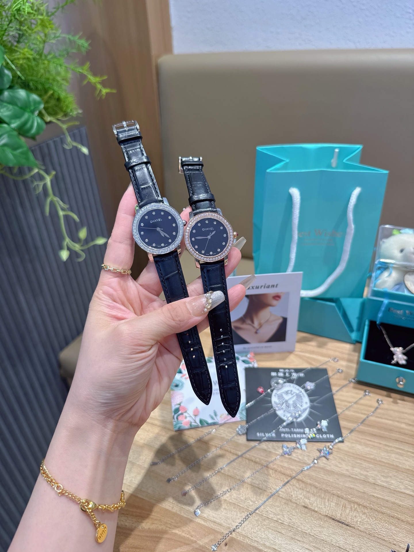 Luxurious Chanel Watch with Pure Silver Bracelets and Unique Design Elements - 图片 5