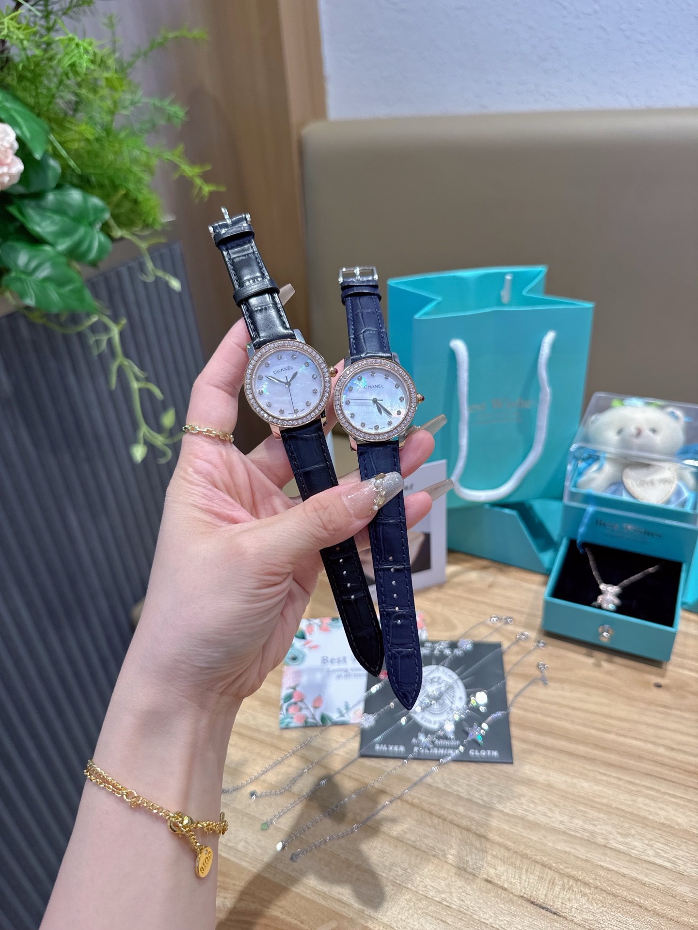 Luxurious Chanel Watch with Pure Silver Bracelets and Unique Design Elements - 图片 3