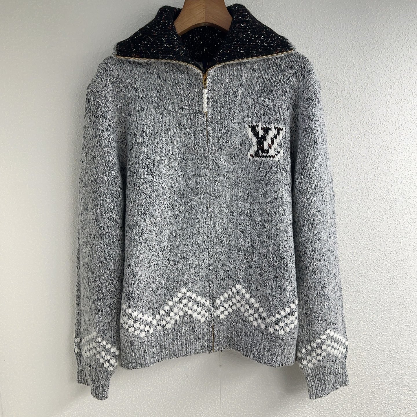 NO:561457,Ljia* men and women same style contrasting pattern jacquard embroidery knitted cardigan jacket SMLXL,,louis vuitton,jackets & coats,alexander wang19860909L家*男女同款撞色图案提花刺绣针织开衫外套SMLXL,,louis vuitton,jackets & coats,alexander wang,Women's clothing