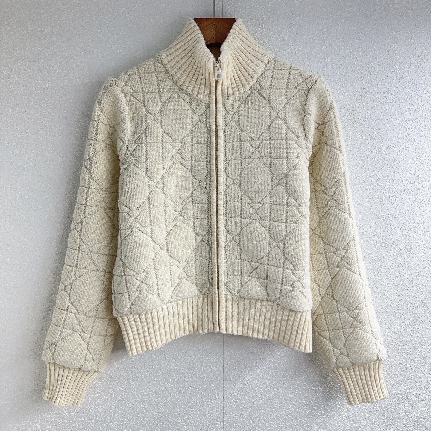 NO:621797,Djia*little bee embroidery stand collar zipper knitted cardigan SML, dior, alexander wang19860909D家*小蜜蜂刺绣立领拉链针织开衫SML,,dior,alexander wang,Women's clothing