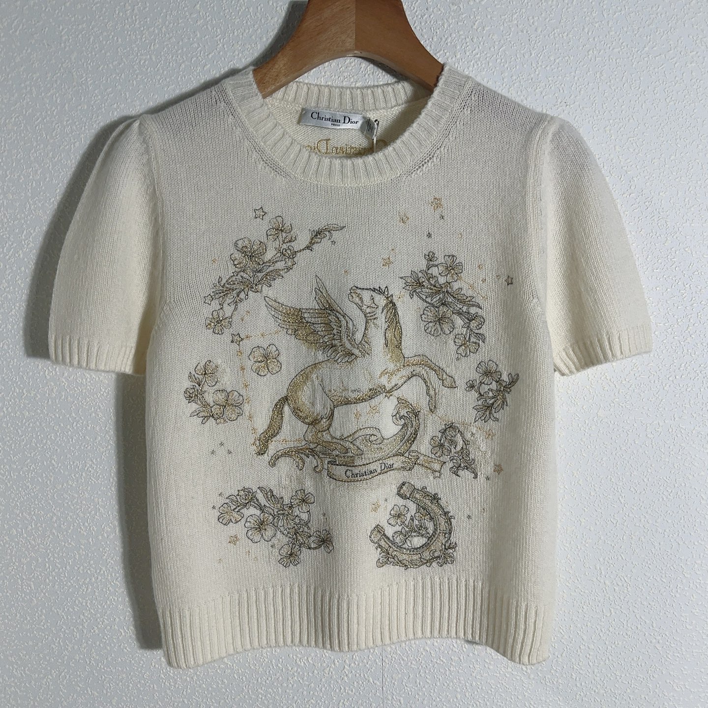 NO:697299,Djia*26th early spring new model of the Year of the Horse, heavy industry embroidery round neck short-sleeved sweater SML, dior, T-shirt,19860909D家*马年26早春新款重工刺绣圆领短袖针织衫SML,,dior,T-shirt,,Women's clothing