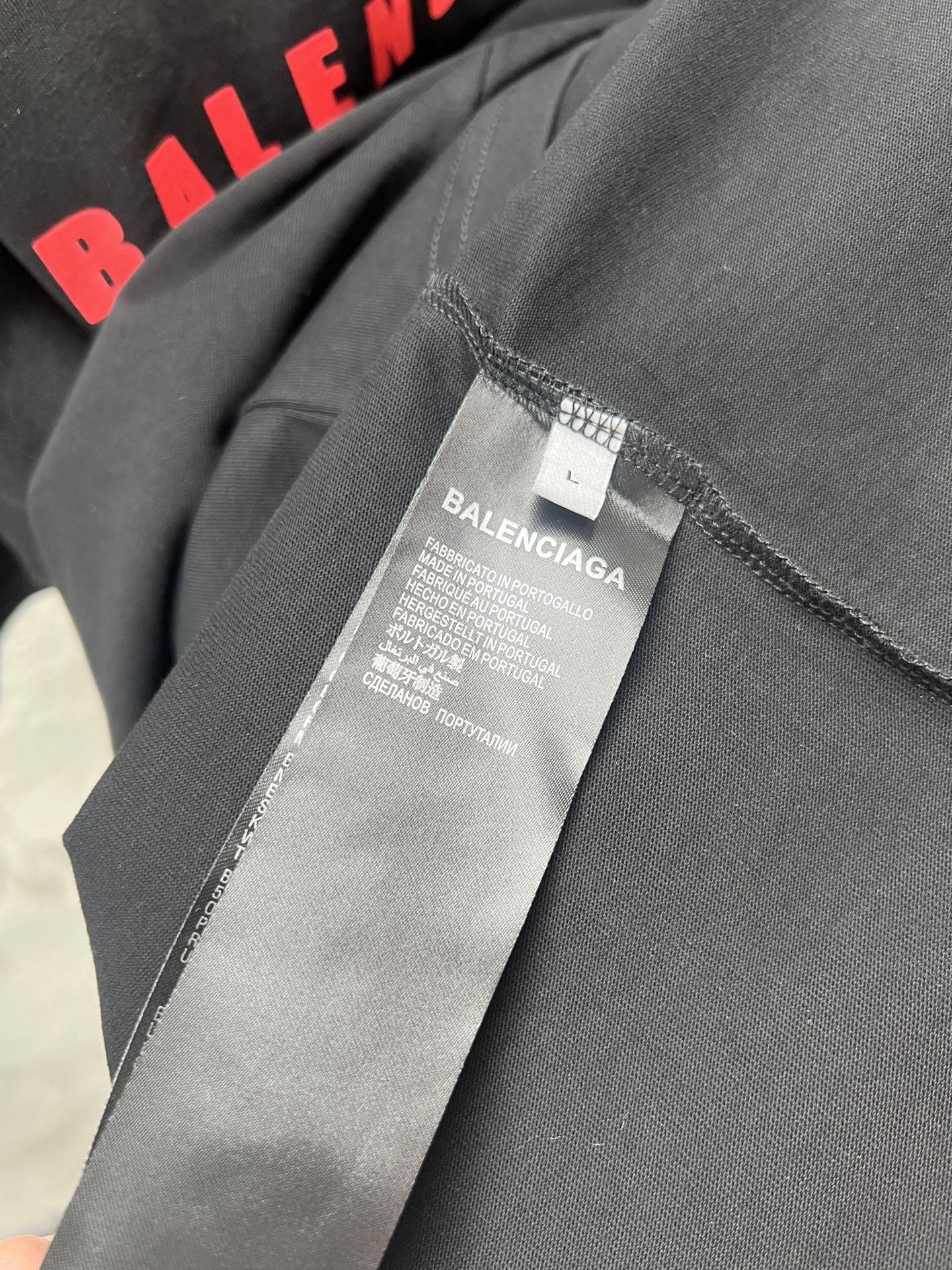 Balenciaga BALENCI*GA 巴黎七夕情人节限定款 料采用巴黎ZP定织定染全棉双纱 克重300克 布面干净 布纹清晰 柔软舒适 螺纹釆用定染无色差 绣花采用进口田岛绣花机刺绣 印花采用环保进口胶桨 字母清晰 效果立体 版型釆用OS宽松落肩版型 整体走线平直细腻 面料舒适柔软 颜色一致无色差 能与同款搭配营造 造型 驾驭各种场合 定制辅料 三标齐全