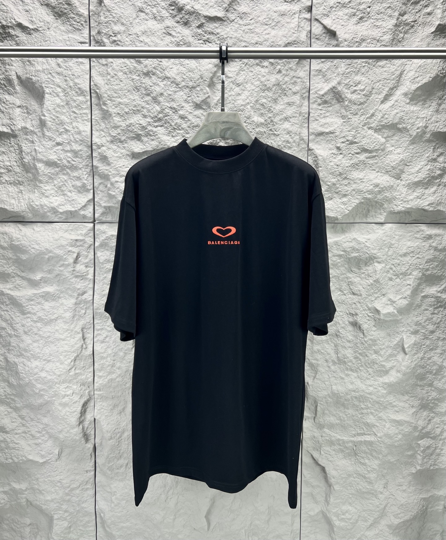 Balenciaga BALENCI*GA 巴黎七夕情人节限定款 料采用巴黎ZP定织定染全棉双纱 克重300克 布面干净 布纹清晰 柔软舒适 螺纹釆用定染无色差 绣花采用进口田岛绣花机刺绣 印花采用环保进口胶桨 字母清晰 效果立体 版型釆用OS宽松落肩版型 整体走线平直细腻 面料舒适柔软 颜色一致无色差 能与同款搭配营造 造型 驾驭各种场合 定制辅料 三标齐全