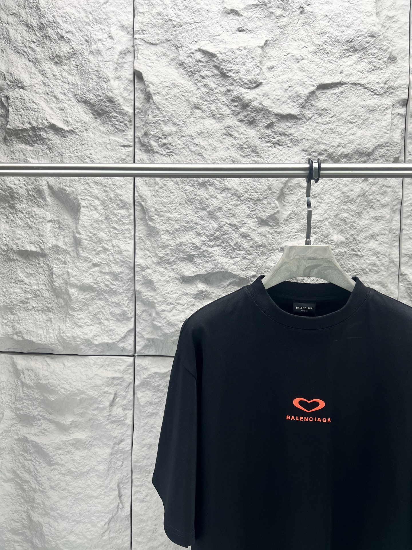 Balenciaga BALENCI*GA 巴黎七夕情人节限定款 料采用巴黎ZP定织定染全棉双纱 克重300克 布面干净 布纹清晰 柔软舒适 螺纹釆用定染无色差 绣花采用进口田岛绣花机刺绣 印花采用环保进口胶桨 字母清晰 效果立体 版型釆用OS宽松落肩版型 整体走线平直细腻 面料舒适柔软 颜色一致无色差 能与同款搭配营造 造型 驾驭各种场合 定制辅料 三标齐全