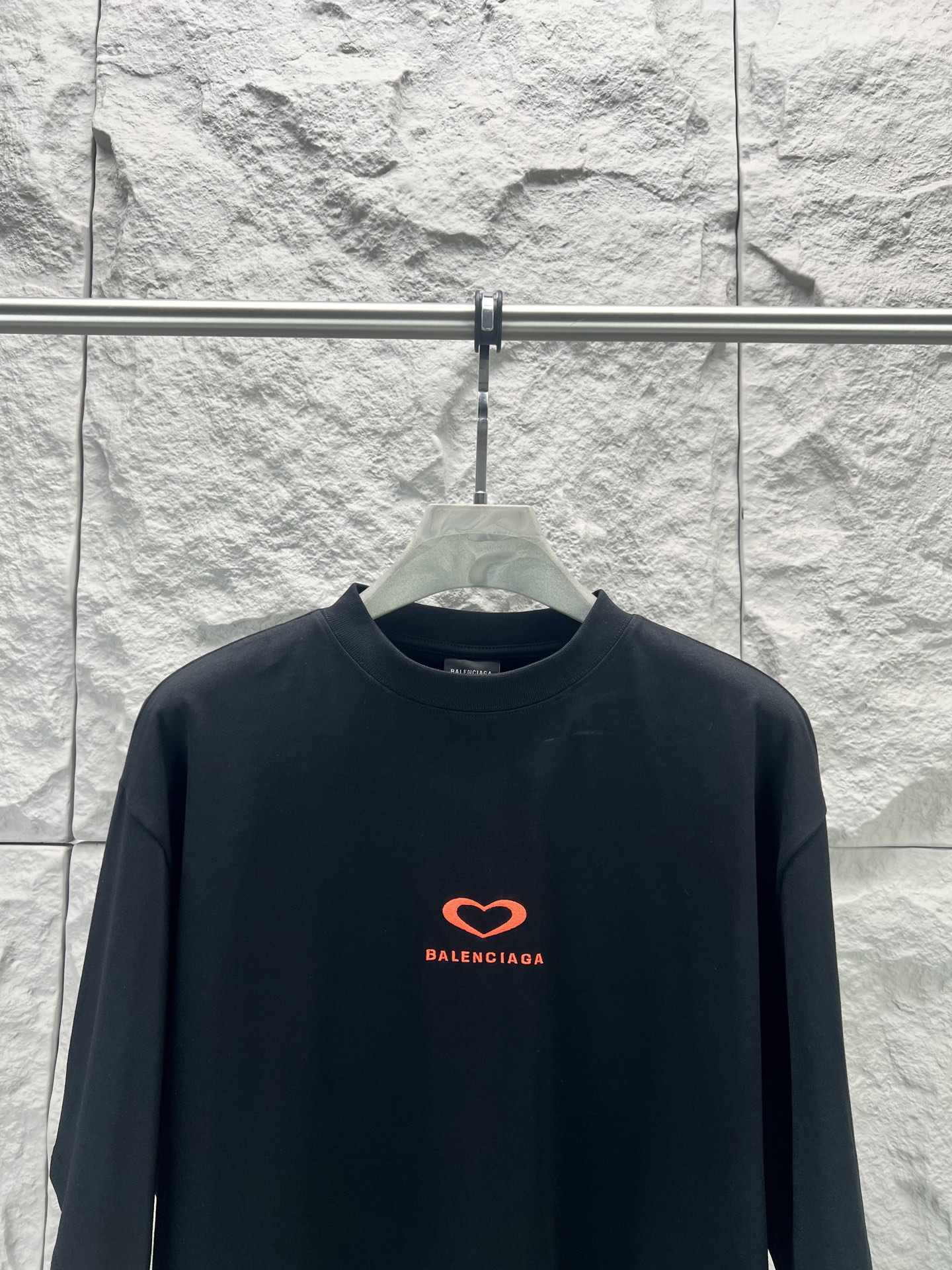 Balenciaga BALENCI*GA 巴黎七夕情人节限定款 料采用巴黎ZP定织定染全棉双纱 克重300克 布面干净 布纹清晰 柔软舒适 螺纹釆用定染无色差 绣花采用进口田岛绣花机刺绣 印花采用环保进口胶桨 字母清晰 效果立体 版型釆用OS宽松落肩版型 整体走线平直细腻 面料舒适柔软 颜色一致无色差 能与同款搭配营造 造型 驾驭各种场合 定制辅料 三标齐全