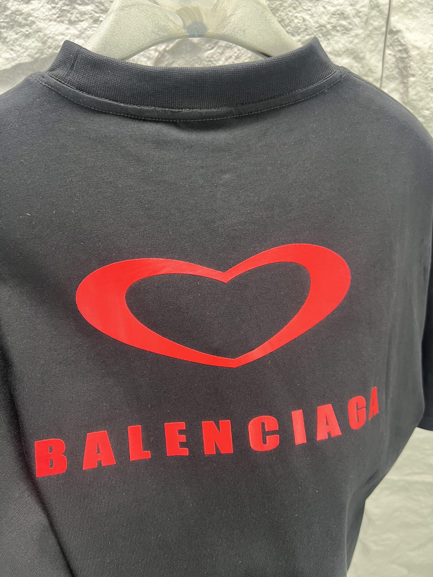 Balenciaga BALENCI*GA 巴黎七夕情人节限定款 料采用巴黎ZP定织定染全棉双纱 克重300克 布面干净 布纹清晰 柔软舒适 螺纹釆用定染无色差 绣花采用进口田岛绣花机刺绣 印花采用环保进口胶桨 字母清晰 效果立体 版型釆用OS宽松落肩版型 整体走线平直细腻 面料舒适柔软 颜色一致无色差 能与同款搭配营造 造型 驾驭各种场合 定制辅料 三标齐全