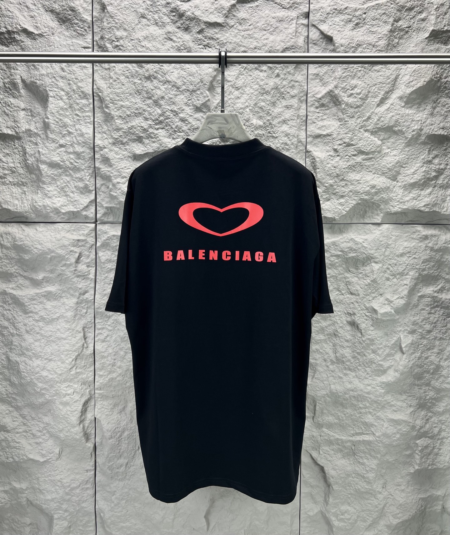 Balenciaga BALENCI*GA 巴黎七夕情人节限定款 料采用巴黎ZP定织定染全棉双纱 克重300克 布面干净 布纹清晰 柔软舒适 螺纹釆用定染无色差 绣花采用进口田岛绣花机刺绣 印花采用环保进口胶桨 字母清晰 效果立体 版型釆用OS宽松落肩版型 整体走线平直细腻 面料舒适柔软 颜色一致无色差 能与同款搭配营造 造型 驾驭各种场合 定制辅料 三标齐全