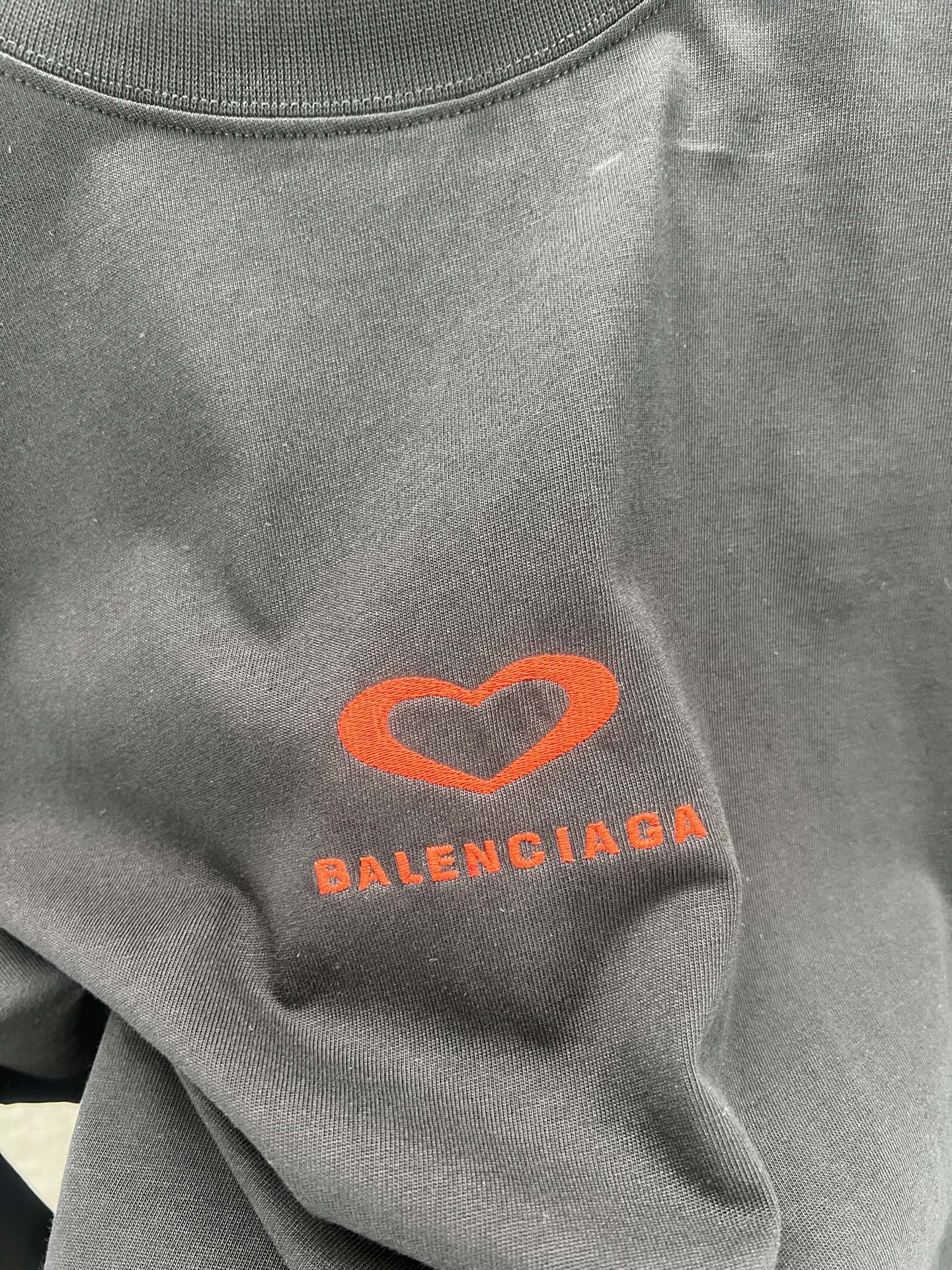 Balenciaga BALENCI*GA 巴黎七夕情人节限定款 料采用巴黎ZP定织定染全棉双纱 克重300克 布面干净 布纹清晰 柔软舒适 螺纹釆用定染无色差 绣花采用进口田岛绣花机刺绣 印花采用环保进口胶桨 字母清晰 效果立体 版型釆用OS宽松落肩版型 整体走线平直细腻 面料舒适柔软 颜色一致无色差 能与同款搭配营造 造型 驾驭各种场合 定制辅料 三标齐全