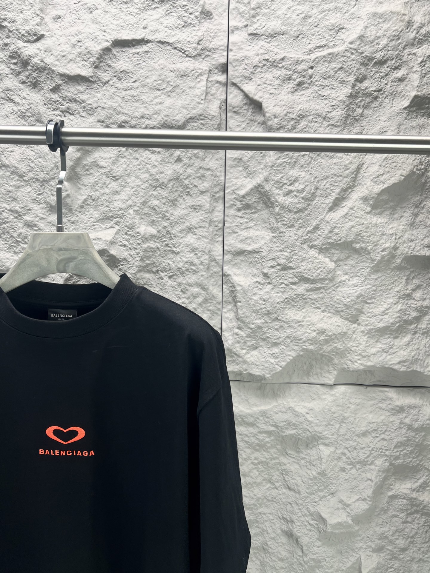 Balenciaga BALENCI*GA 巴黎七夕情人节限定款 料采用巴黎ZP定织定染全棉双纱 克重300克 布面干净 布纹清晰 柔软舒适 螺纹釆用定染无色差 绣花采用进口田岛绣花机刺绣 印花采用环保进口胶桨 字母清晰 效果立体 版型釆用OS宽松落肩版型 整体走线平直细腻 面料舒适柔软 颜色一致无色差 能与同款搭配营造 造型 驾驭各种场合 定制辅料 三标齐全