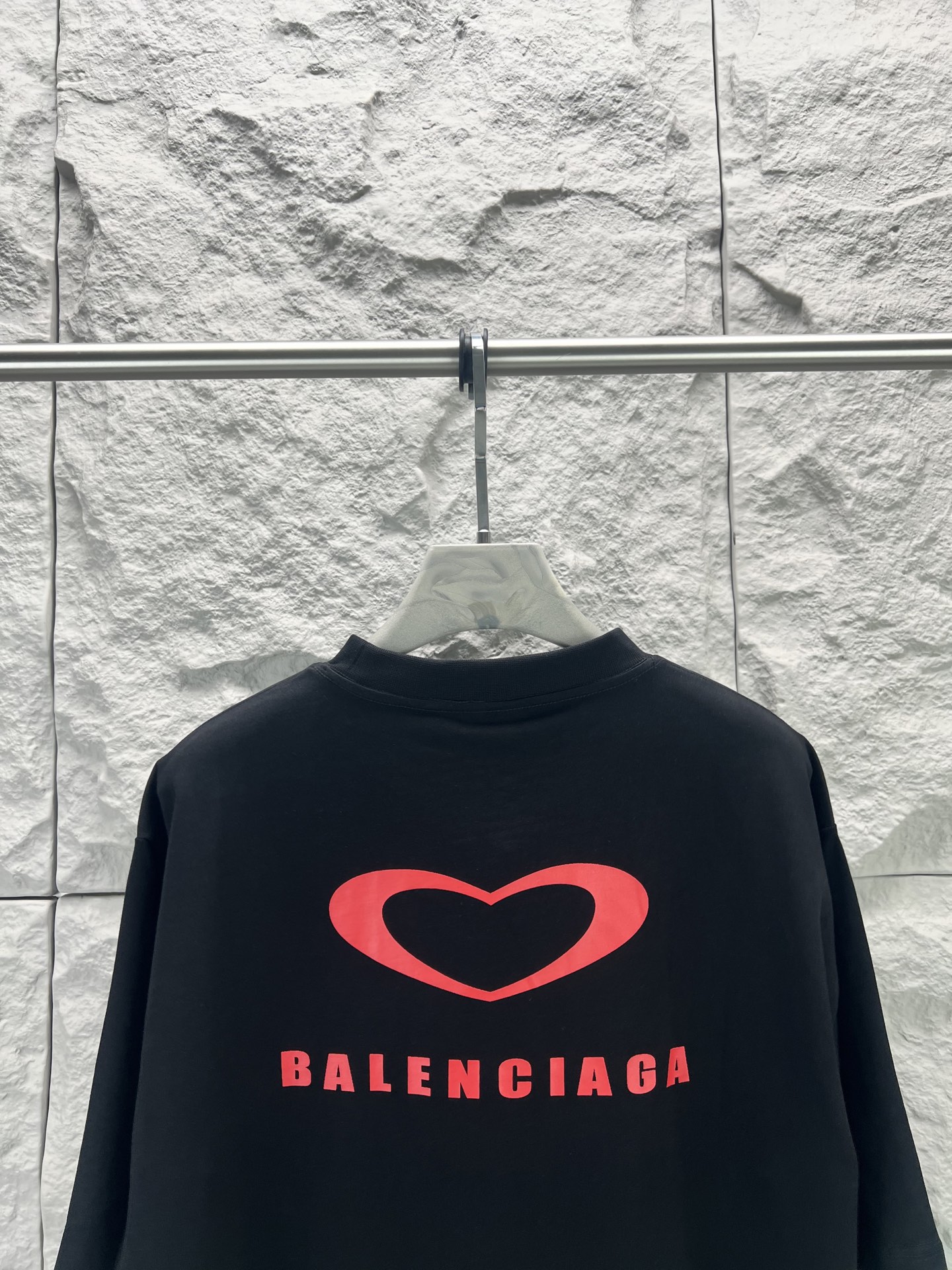 Balenciaga BALENCI*GA 巴黎七夕情人节限定款 料采用巴黎ZP定织定染全棉双纱 克重300克 布面干净 布纹清晰 柔软舒适 螺纹釆用定染无色差 绣花采用进口田岛绣花机刺绣 印花采用环保进口胶桨 字母清晰 效果立体 版型釆用OS宽松落肩版型 整体走线平直细腻 面料舒适柔软 颜色一致无色差 能与同款搭配营造 造型 驾驭各种场合 定制辅料 三标齐全