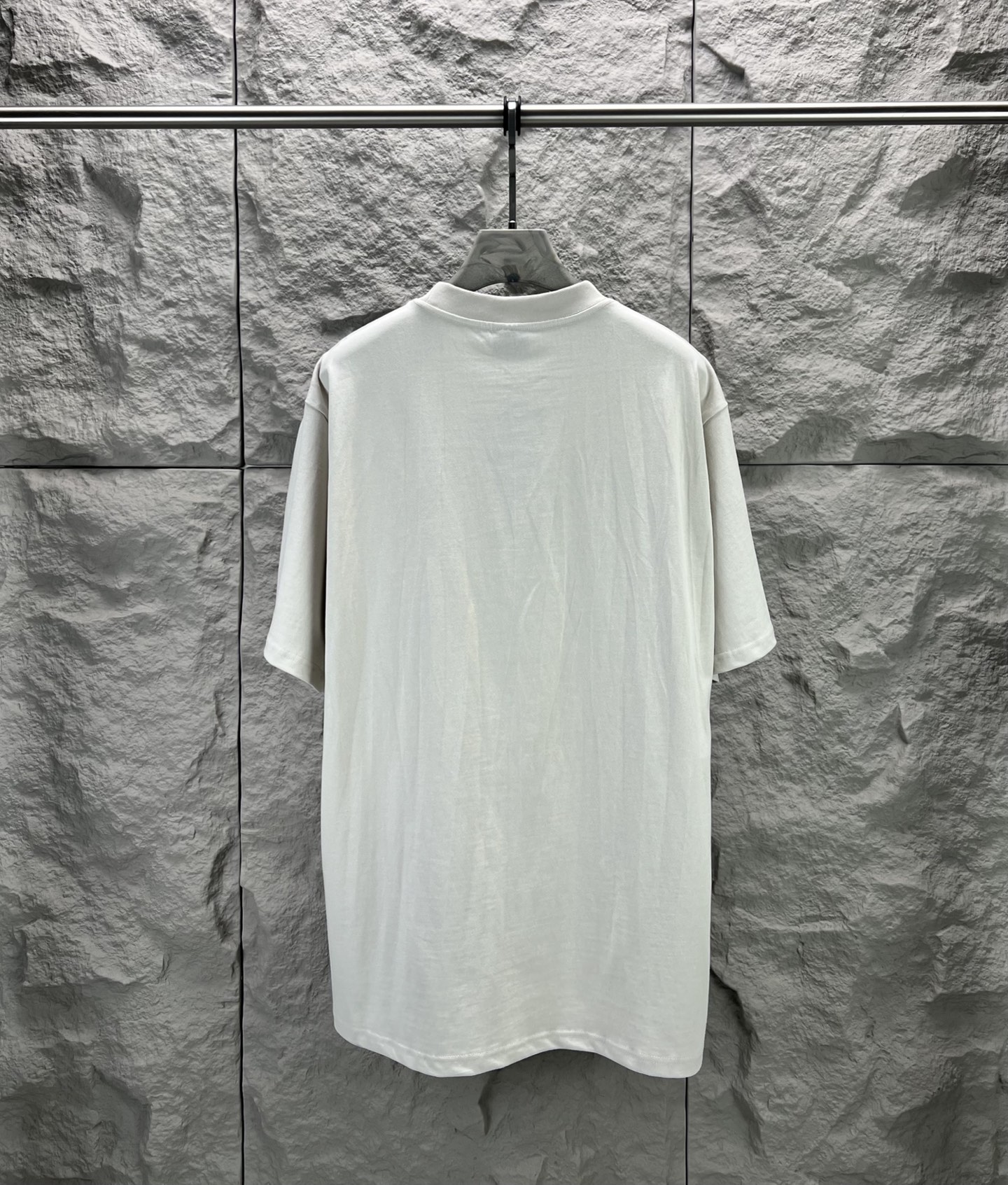 Balenciaga BALENCI*GA 巴黎新款联名puma系列前面印花洗水短袖T恤 面料采用定织定染全棉双纱克重300克 布面干净 布纹清晰 柔软舒适 螺纹釆用定染无色差 印花环保进口胶桨 字母清晰 无毛边 立体感强 成衣洗水 能与同款搭配营造 造型 驾驭各种场合 定制辅料 三标齐全