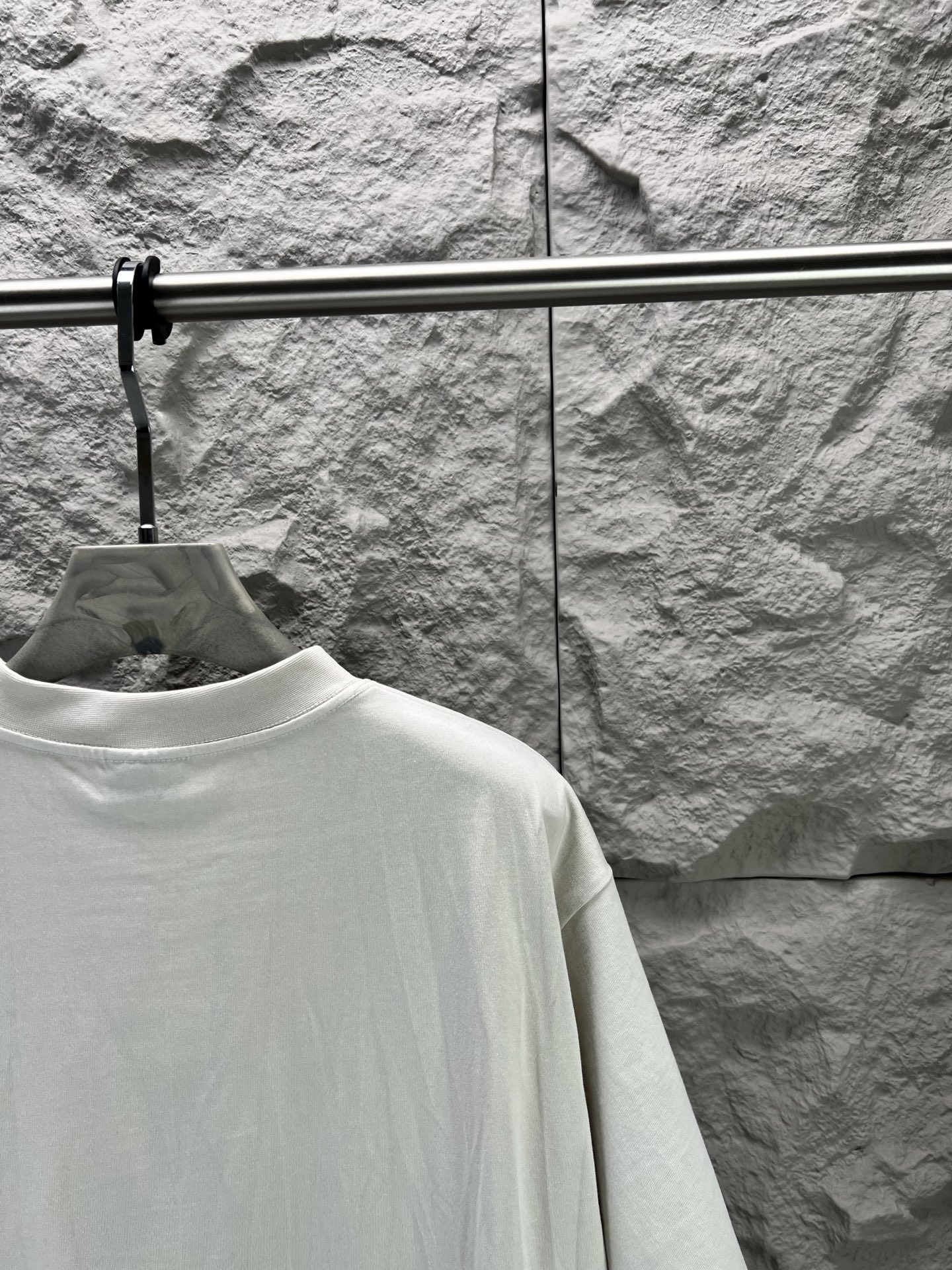 Balenciaga BALENCI*GA 巴黎新款联名puma系列前面印花洗水短袖T恤 面料采用定织定染全棉双纱克重300克 布面干净 布纹清晰 柔软舒适 螺纹釆用定染无色差 印花环保进口胶桨 字母清晰 无毛边 立体感强 成衣洗水 能与同款搭配营造 造型 驾驭各种场合 定制辅料 三标齐全