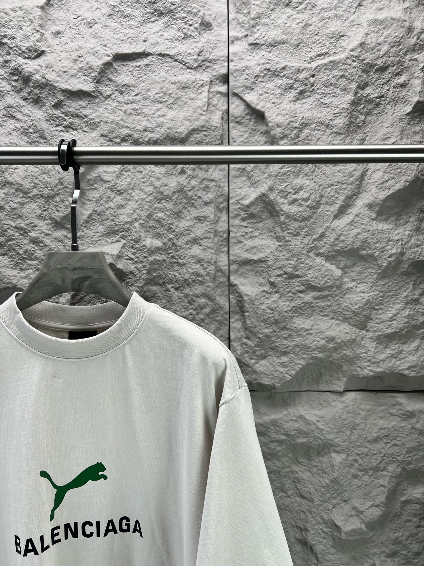 Balenciaga BALENCI*GA 巴黎新款联名puma系列前面印花洗水短袖T恤 面料采用定织定染全棉双纱克重300克 布面干净 布纹清晰 柔软舒适 螺纹釆用定染无色差 印花环保进口胶桨 字母清晰 无毛边 立体感强 成衣洗水 能与同款搭配营造 造型 驾驭各种场合 定制辅料 三标齐全