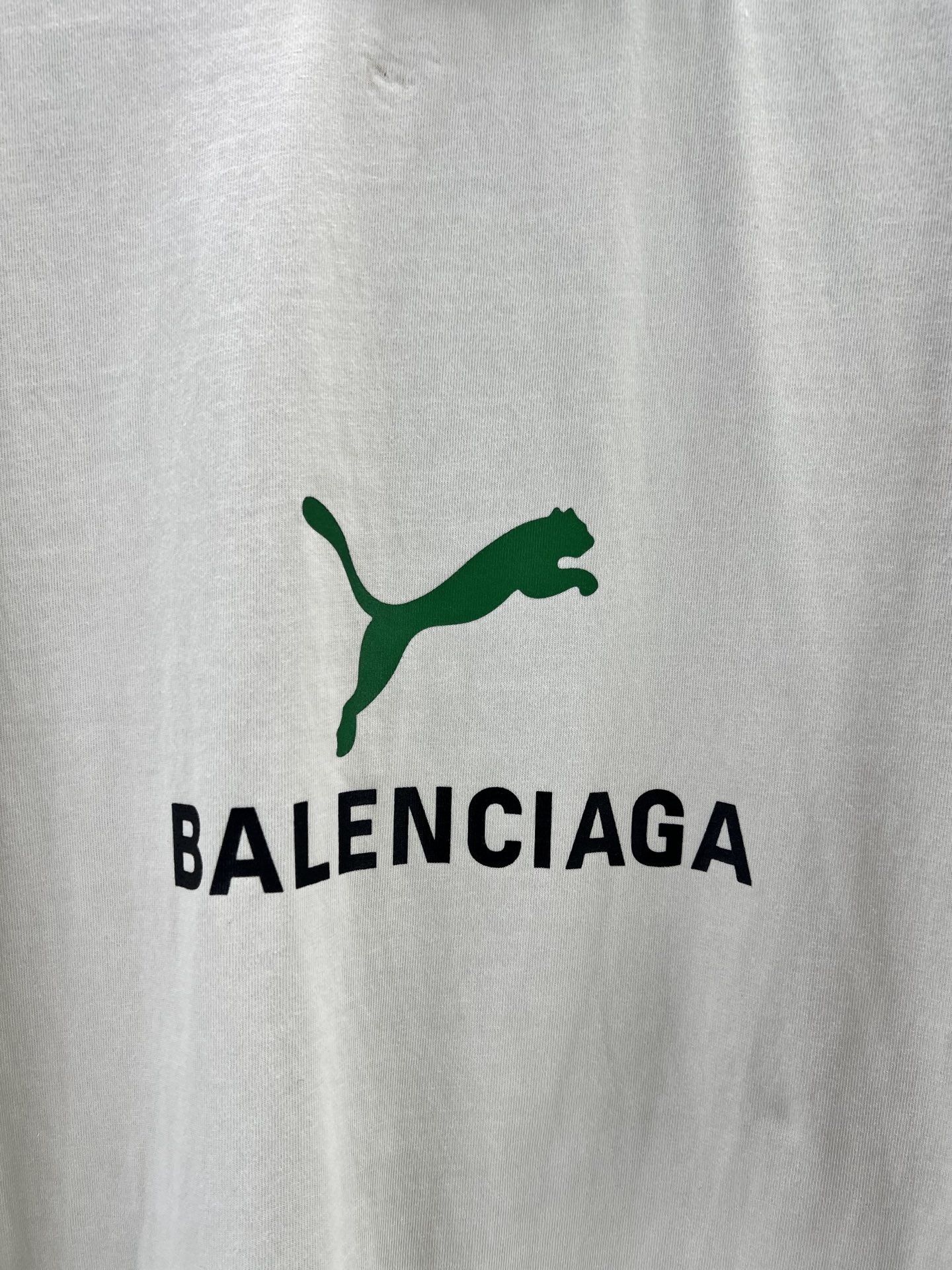 Balenciaga BALENCI*GA 巴黎新款联名puma系列前面印花洗水短袖T恤 面料采用定织定染全棉双纱克重300克 布面干净 布纹清晰 柔软舒适 螺纹釆用定染无色差 印花环保进口胶桨 字母清晰 无毛边 立体感强 成衣洗水 能与同款搭配营造 造型 驾驭各种场合 定制辅料 三标齐全