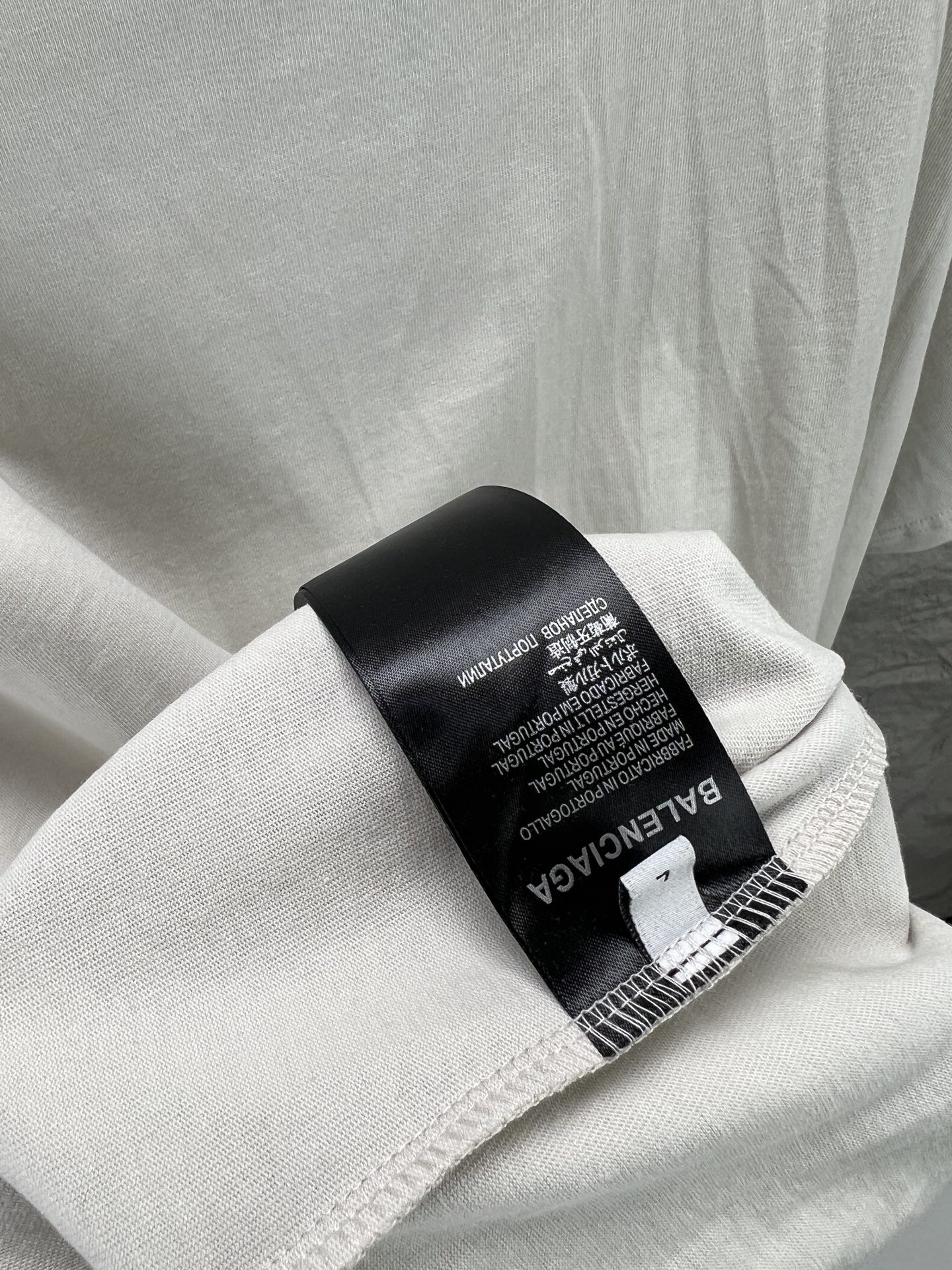 Balenciaga BALENCI*GA 巴黎新款联名puma系列前面印花洗水短袖T恤 面料采用定织定染全棉双纱克重300克 布面干净 布纹清晰 柔软舒适 螺纹釆用定染无色差 印花环保进口胶桨 字母清晰 无毛边 立体感强 成衣洗水 能与同款搭配营造 造型 驾驭各种场合 定制辅料 三标齐全