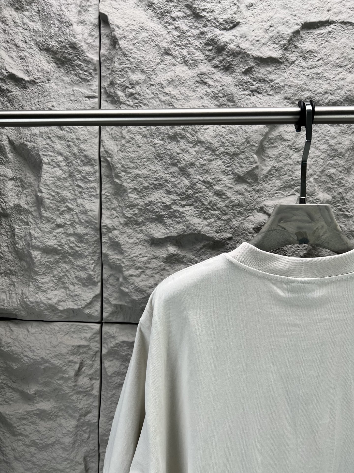 Balenciaga BALENCI*GA 巴黎新款联名puma系列前面印花洗水短袖T恤 面料采用定织定染全棉双纱克重300克 布面干净 布纹清晰 柔软舒适 螺纹釆用定染无色差 印花环保进口胶桨 字母清晰 无毛边 立体感强 成衣洗水 能与同款搭配营造 造型 驾驭各种场合 定制辅料 三标齐全