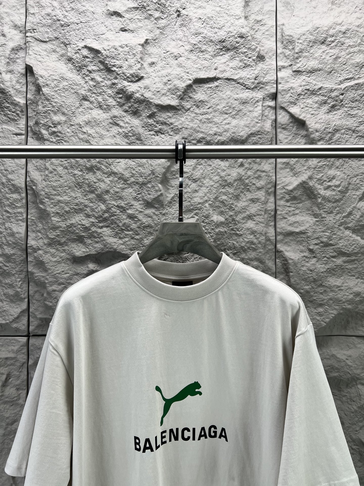 Balenciaga BALENCI*GA 巴黎新款联名puma系列前面印花洗水短袖T恤 面料采用定织定染全棉双纱克重300克 布面干净 布纹清晰 柔软舒适 螺纹釆用定染无色差 印花环保进口胶桨 字母清晰 无毛边 立体感强 成衣洗水 能与同款搭配营造 造型 驾驭各种场合 定制辅料 三标齐全