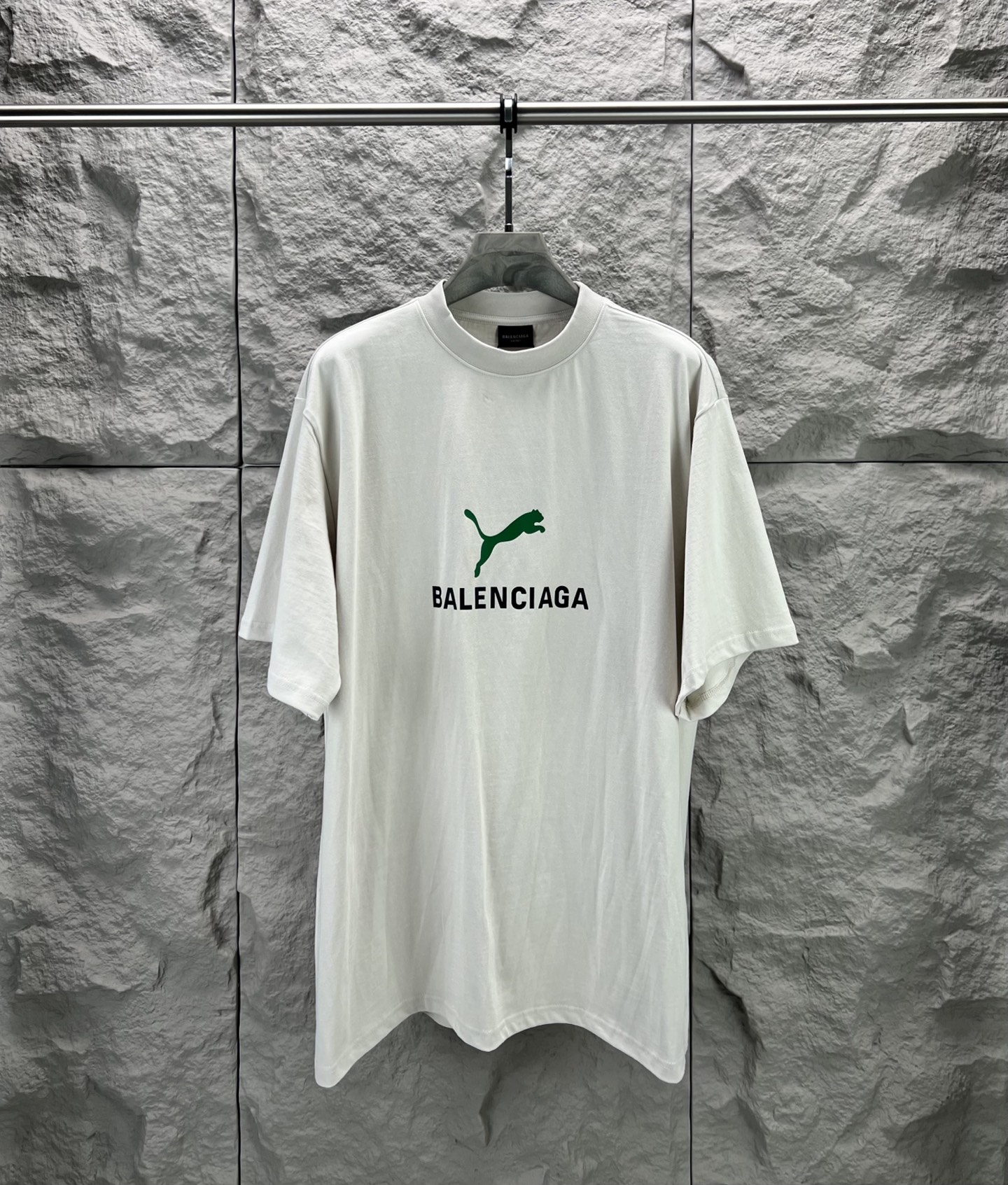 Balenciaga BALENCI*GA 巴黎新款联名puma系列前面印花洗水短袖T恤 面料采用定织定染全棉双纱克重300克 布面干净 布纹清晰 柔软舒适 螺纹釆用定染无色差 印花环保进口胶桨 字母清晰 无毛边 立体感强 成衣洗水 能与同款搭配营造 造型 驾驭各种场合 定制辅料 三标齐全