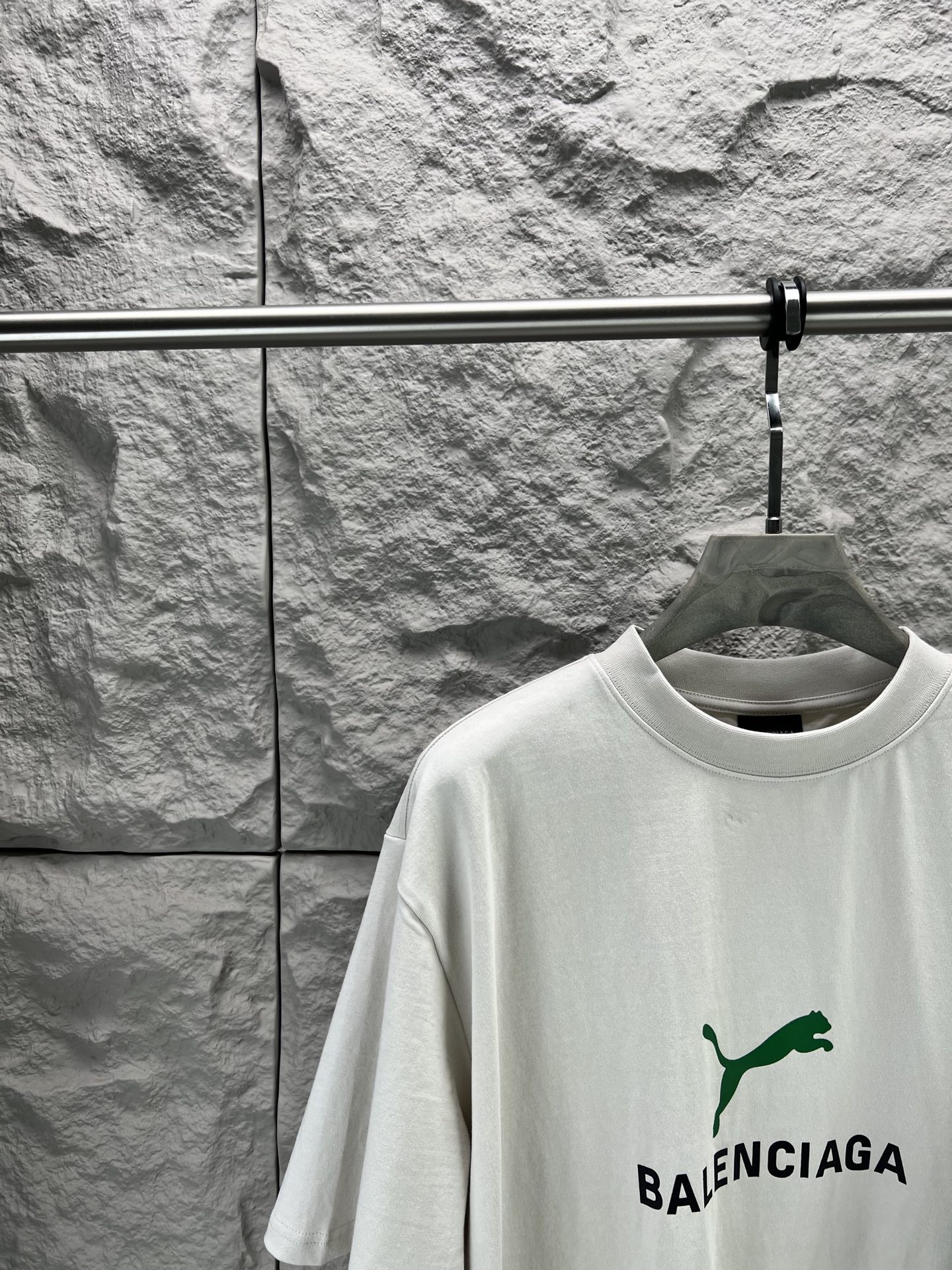 Balenciaga BALENCI*GA 巴黎新款联名puma系列前面印花洗水短袖T恤 面料采用定织定染全棉双纱克重300克 布面干净 布纹清晰 柔软舒适 螺纹釆用定染无色差 印花环保进口胶桨 字母清晰 无毛边 立体感强 成衣洗水 能与同款搭配营造 造型 驾驭各种场合 定制辅料 三标齐全