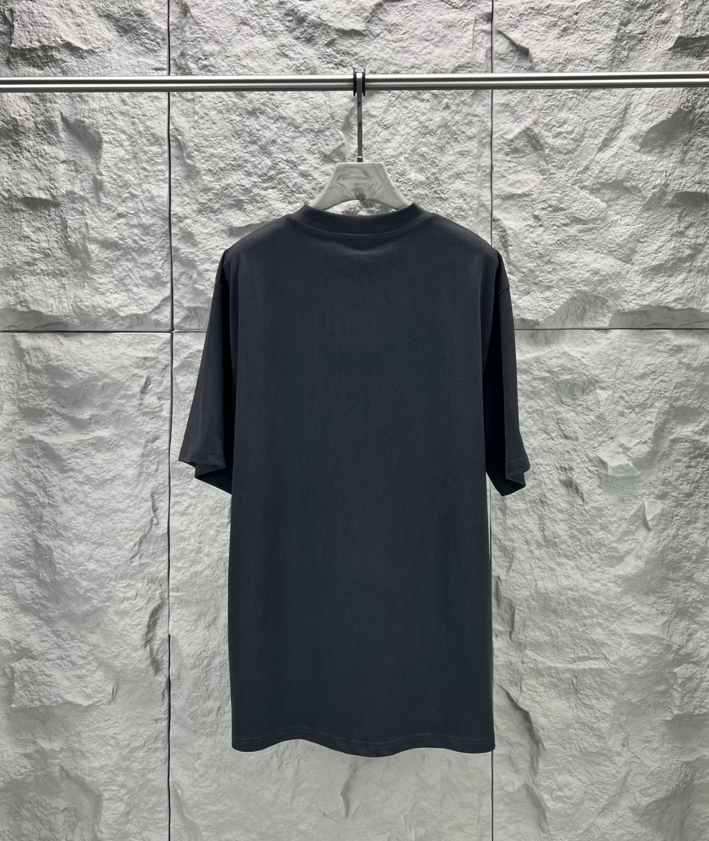 Balenciaga BALENCI*GA 灰圈刺绣圆领短袖 用24S双纱 平纹针织面料 32S双纱1*1 螺纹 300克24S面料属于中等偏粗的纱线 适合打造厚实 挺括的面料 质感略带粗糙感 符合 风格追求的“自然原始”效果 质地柔软 透气且有一定弹性 适合贴身穿着 能塑造简约流畅的轮廓 通过做旧纹理 褪色处理 结合 剪裁体现 感宽松廓形设计细节 整体走线平直细腻 面料舒适柔软 颜色一致无色差 能与同款搭配营造 造型 驾驭各种场合 定制辅料 三标齐全
