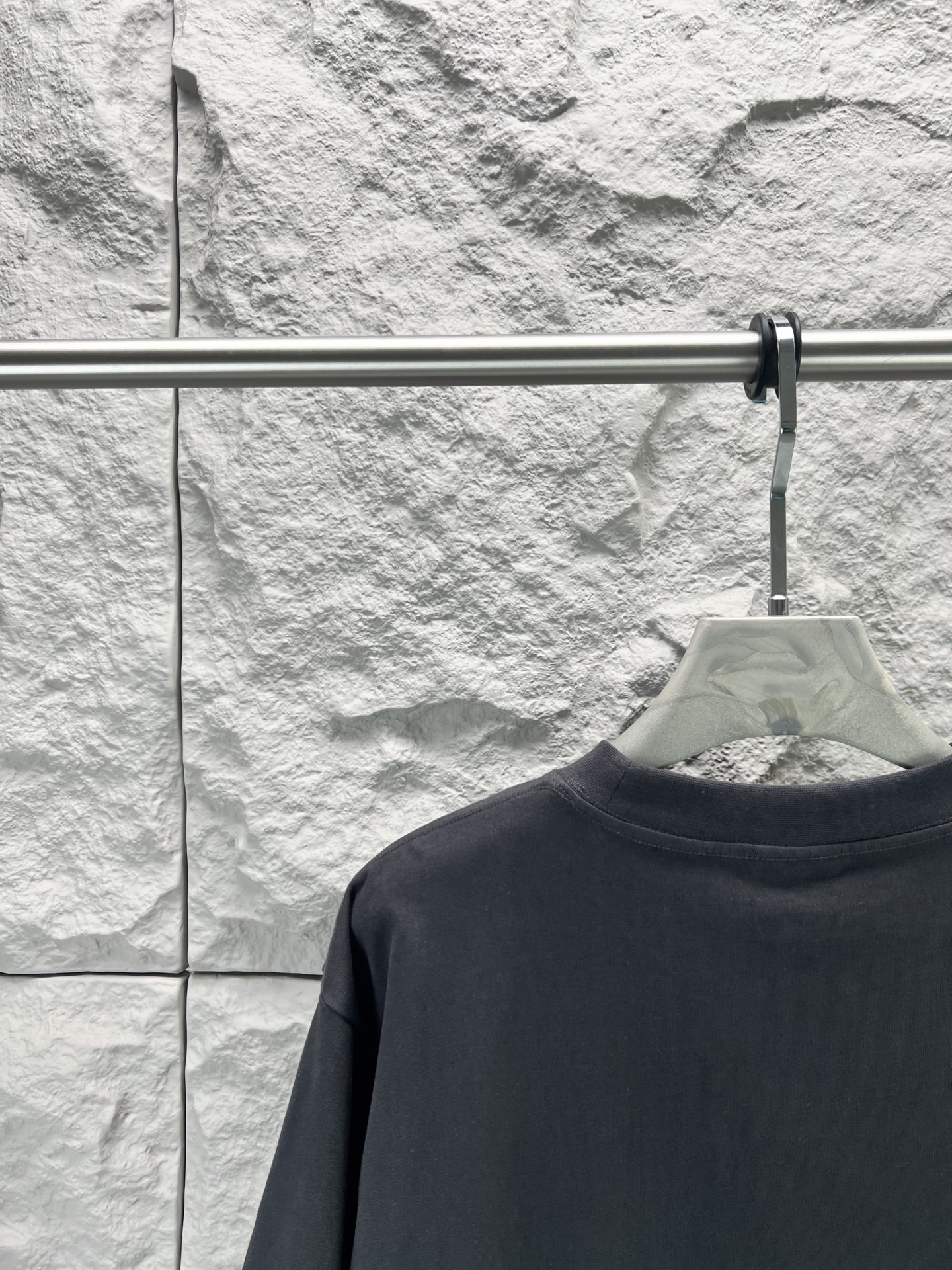 Balenciaga BALENCI*GA 灰圈刺绣圆领短袖 用24S双纱 平纹针织面料 32S双纱1*1 螺纹 300克24S面料属于中等偏粗的纱线 适合打造厚实 挺括的面料 质感略带粗糙感 符合 风格追求的“自然原始”效果 质地柔软 透气且有一定弹性 适合贴身穿着 能塑造简约流畅的轮廓 通过做旧纹理 褪色处理 结合 剪裁体现 感宽松廓形设计细节 整体走线平直细腻 面料舒适柔软 颜色一致无色差 能与同款搭配营造 造型 驾驭各种场合 定制辅料 三标齐全