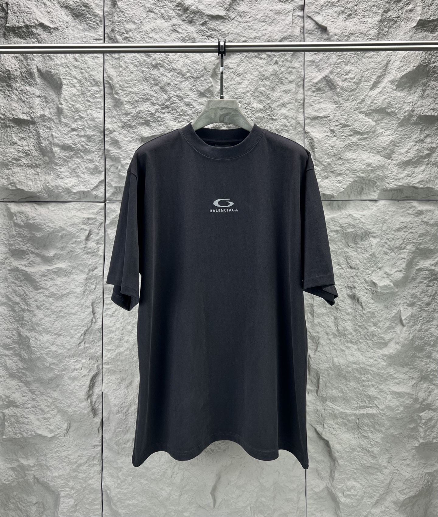 Balenciaga BALENCI*GA 灰圈刺绣圆领短袖 用24S双纱 平纹针织面料 32S双纱1*1 螺纹 300克24S面料属于中等偏粗的纱线 适合打造厚实 挺括的面料 质感略带粗糙感 符合 风格追求的“自然原始”效果 质地柔软 透气且有一定弹性 适合贴身穿着 能塑造简约流畅的轮廓 通过做旧纹理 褪色处理 结合 剪裁体现 感宽松廓形设计细节 整体走线平直细腻 面料舒适柔软 颜色一致无色差 能与同款搭配营造 造型 驾驭各种场合 定制辅料 三标齐全