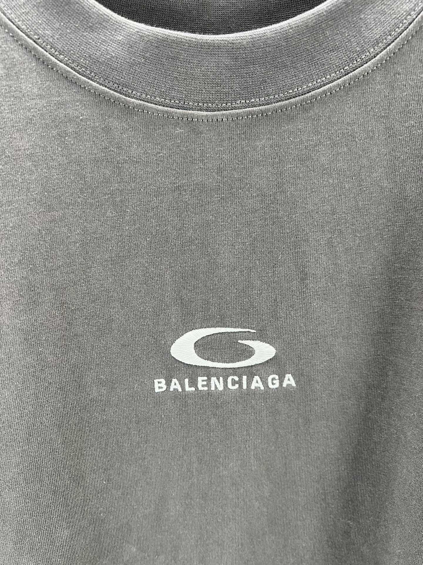 Balenciaga BALENCI*GA 灰圈刺绣圆领短袖 用24S双纱 平纹针织面料 32S双纱1*1 螺纹 300克24S面料属于中等偏粗的纱线 适合打造厚实 挺括的面料 质感略带粗糙感 符合 风格追求的“自然原始”效果 质地柔软 透气且有一定弹性 适合贴身穿着 能塑造简约流畅的轮廓 通过做旧纹理 褪色处理 结合 剪裁体现 感宽松廓形设计细节 整体走线平直细腻 面料舒适柔软 颜色一致无色差 能与同款搭配营造 造型 驾驭各种场合 定制辅料 三标齐全