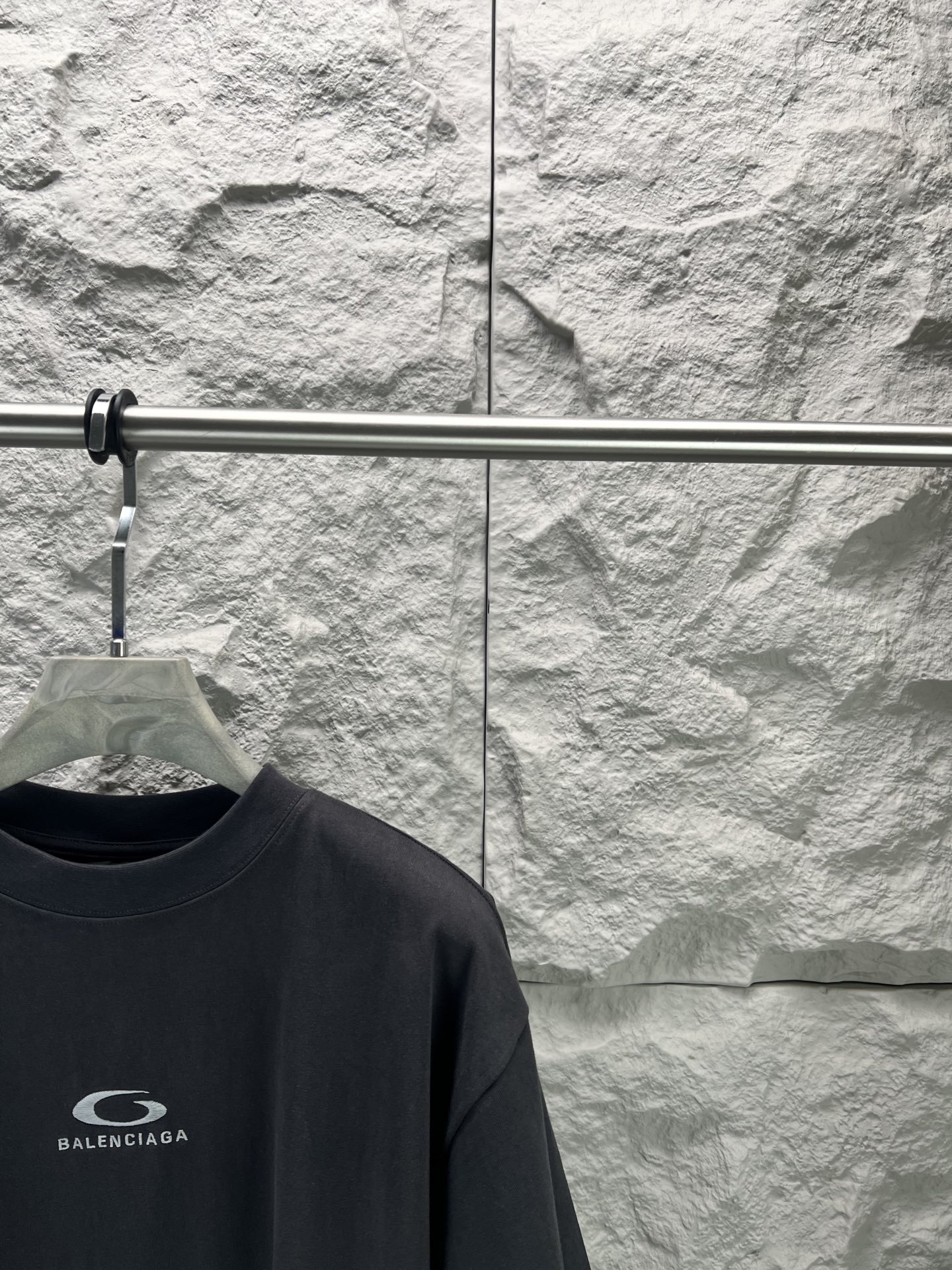 Balenciaga BALENCI*GA 灰圈刺绣圆领短袖 用24S双纱 平纹针织面料 32S双纱1*1 螺纹 300克24S面料属于中等偏粗的纱线 适合打造厚实 挺括的面料 质感略带粗糙感 符合 风格追求的“自然原始”效果 质地柔软 透气且有一定弹性 适合贴身穿着 能塑造简约流畅的轮廓 通过做旧纹理 褪色处理 结合 剪裁体现 感宽松廓形设计细节 整体走线平直细腻 面料舒适柔软 颜色一致无色差 能与同款搭配营造 造型 驾驭各种场合 定制辅料 三标齐全