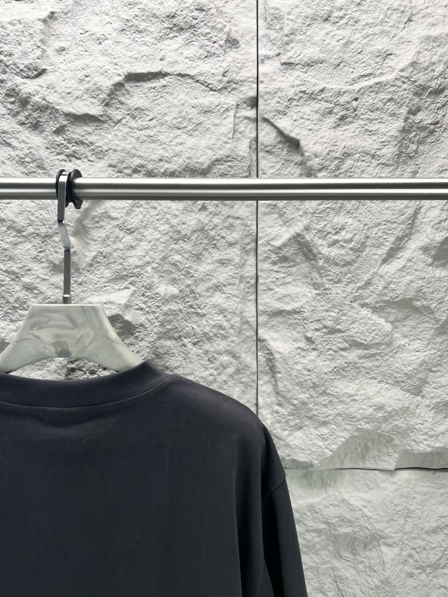 Balenciaga BALENCI*GA 灰圈刺绣圆领短袖 用24S双纱 平纹针织面料 32S双纱1*1 螺纹 300克24S面料属于中等偏粗的纱线 适合打造厚实 挺括的面料 质感略带粗糙感 符合 风格追求的“自然原始”效果 质地柔软 透气且有一定弹性 适合贴身穿着 能塑造简约流畅的轮廓 通过做旧纹理 褪色处理 结合 剪裁体现 感宽松廓形设计细节 整体走线平直细腻 面料舒适柔软 颜色一致无色差 能与同款搭配营造 造型 驾驭各种场合 定制辅料 三标齐全