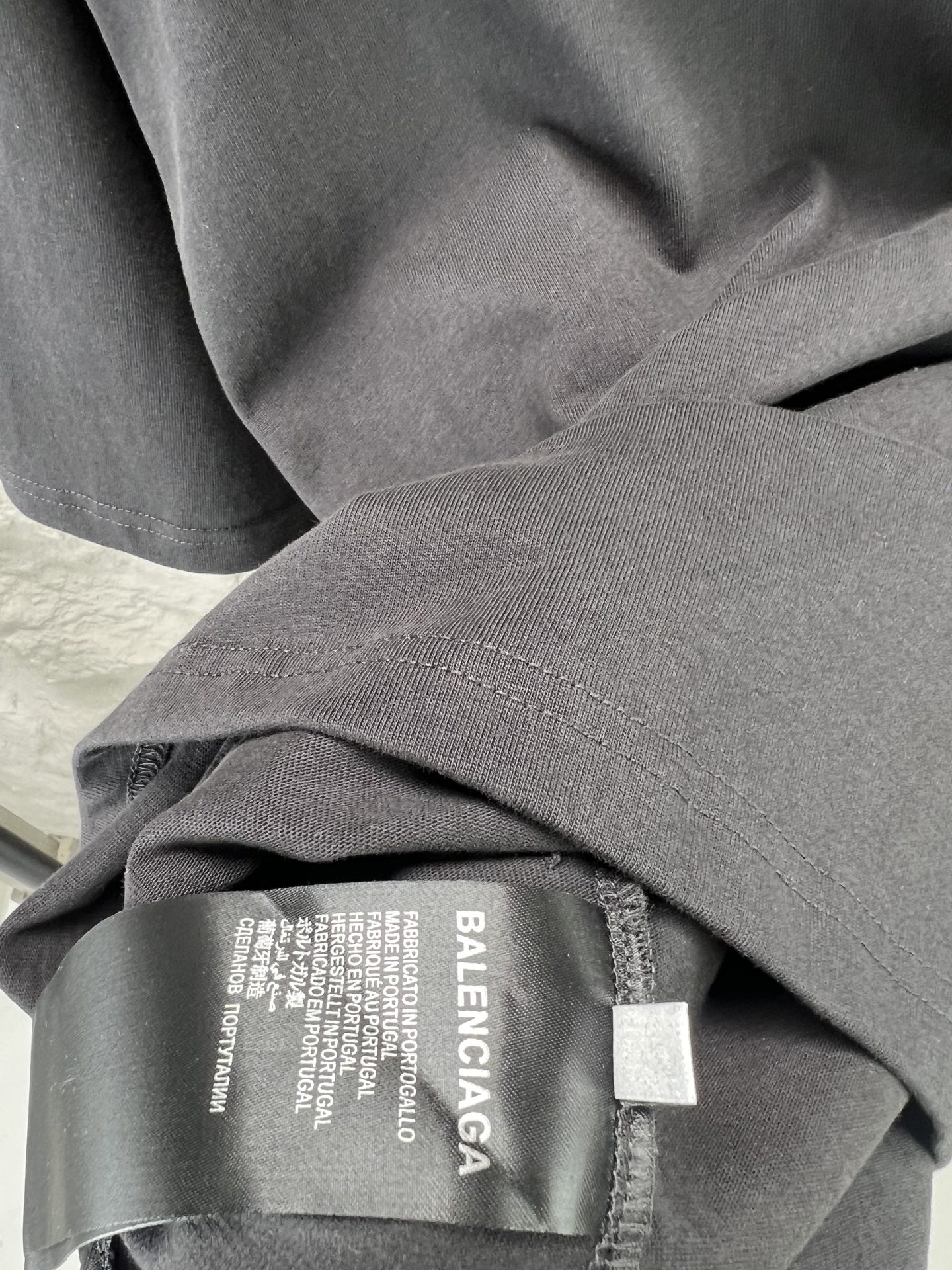 Balenciaga BALENCI*GA 灰圈刺绣圆领短袖 用24S双纱 平纹针织面料 32S双纱1*1 螺纹 300克24S面料属于中等偏粗的纱线 适合打造厚实 挺括的面料 质感略带粗糙感 符合 风格追求的“自然原始”效果 质地柔软 透气且有一定弹性 适合贴身穿着 能塑造简约流畅的轮廓 通过做旧纹理 褪色处理 结合 剪裁体现 感宽松廓形设计细节 整体走线平直细腻 面料舒适柔软 颜色一致无色差 能与同款搭配营造 造型 驾驭各种场合 定制辅料 三标齐全